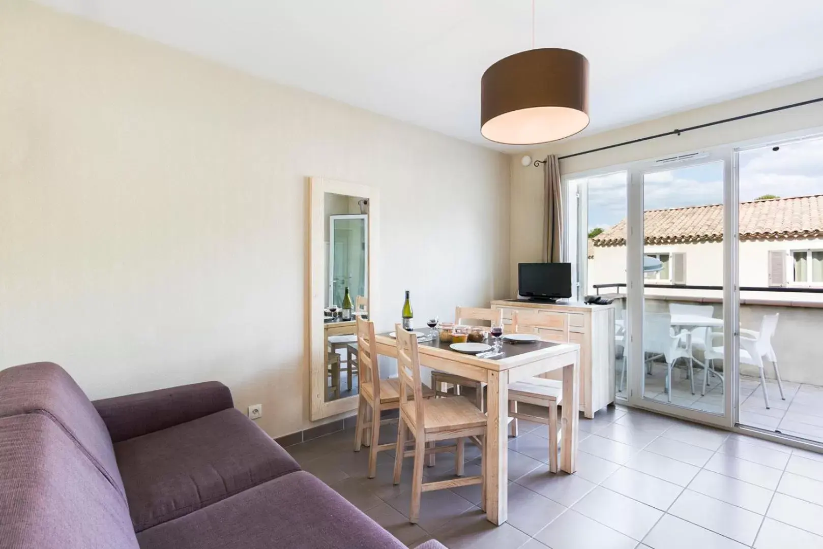 Living room, Dining Area in Garden & City Mont-Ventoux Malaucène