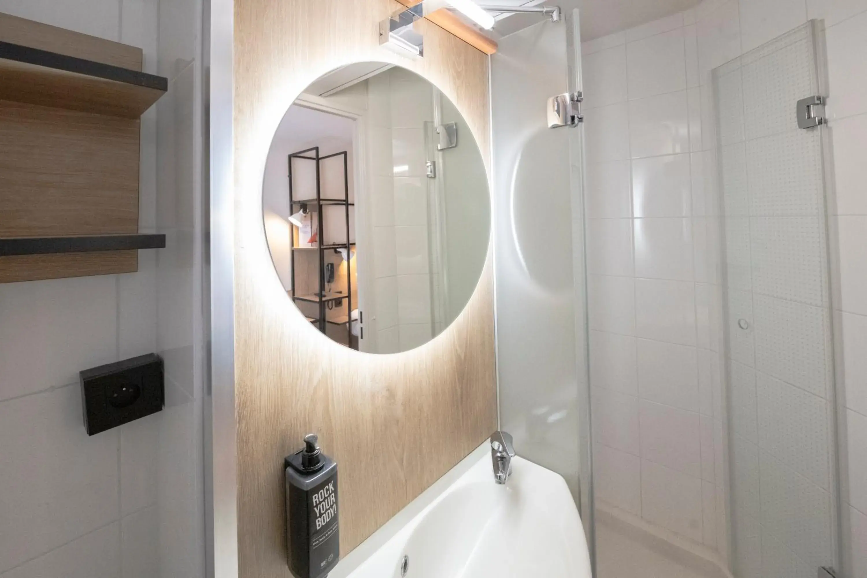 Bedroom, Bathroom in ibis Avignon Centre Pont De L'Europe