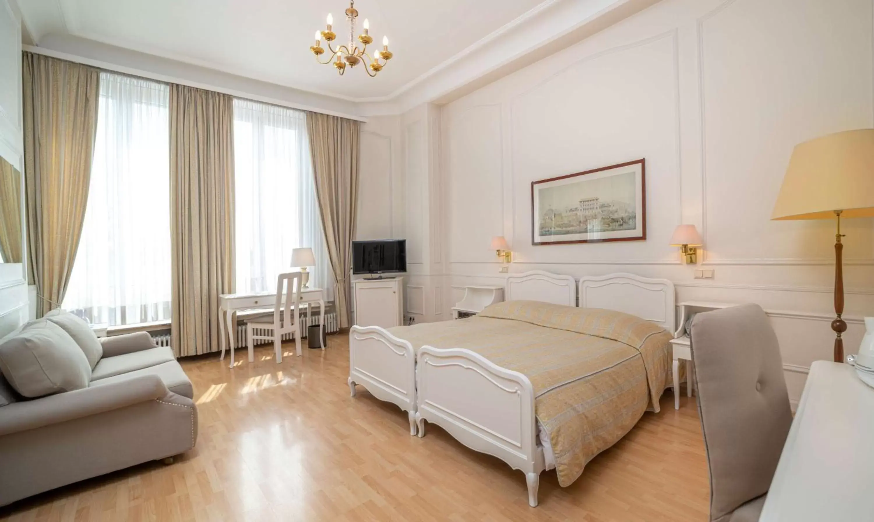 Photo of the whole room, Bed in Grand Hotel Cravat Photo of the whole room, Bed in Grand Hotel Cravat