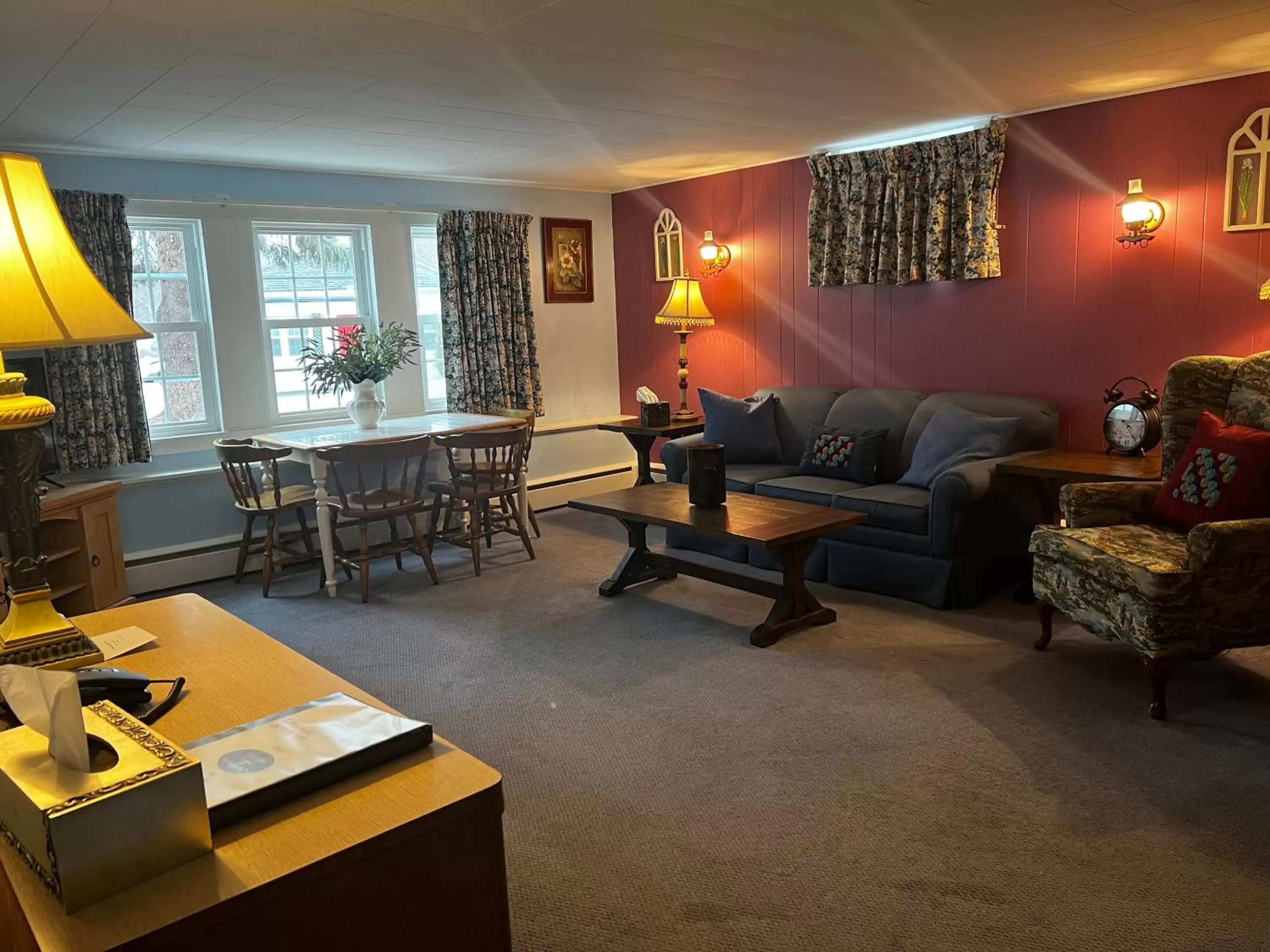 Living room, Seating Area in Claddagh Motel & Suites