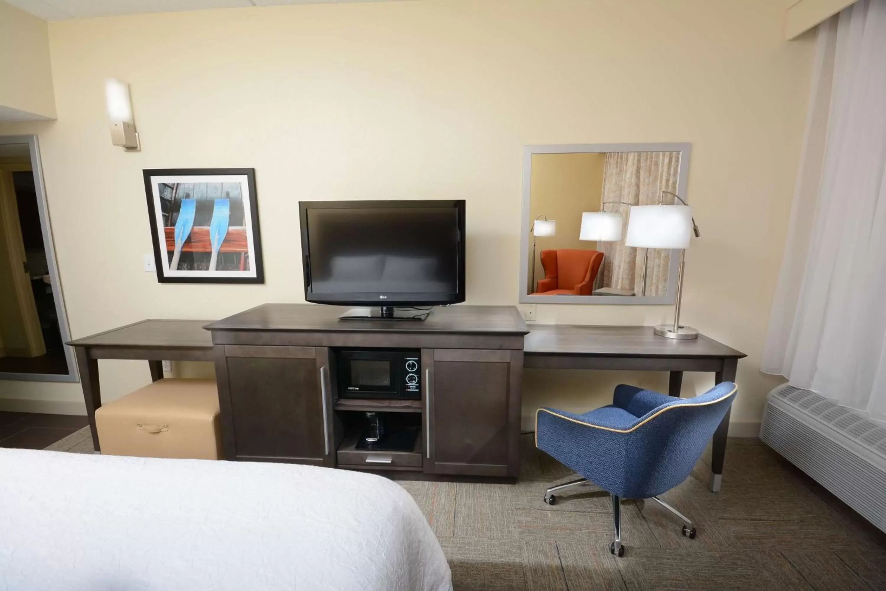 Bedroom, TV/Entertainment Center in Hampton Inn High Point