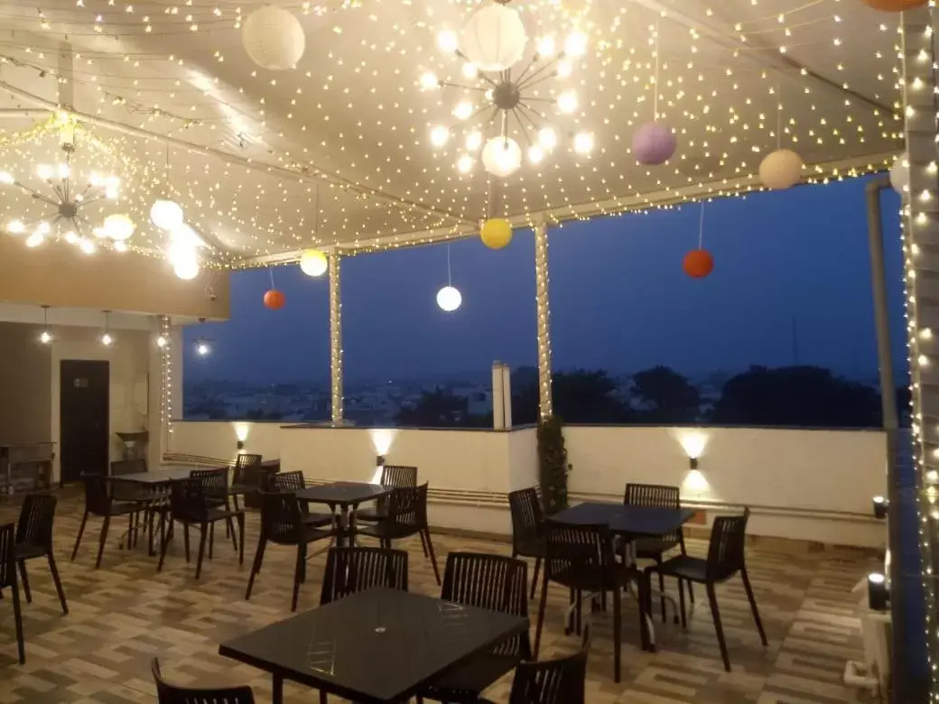 Restaurant/places to eat in Hotel Golden Bliss Restaurant/places to eat in Hotel Golden Bliss