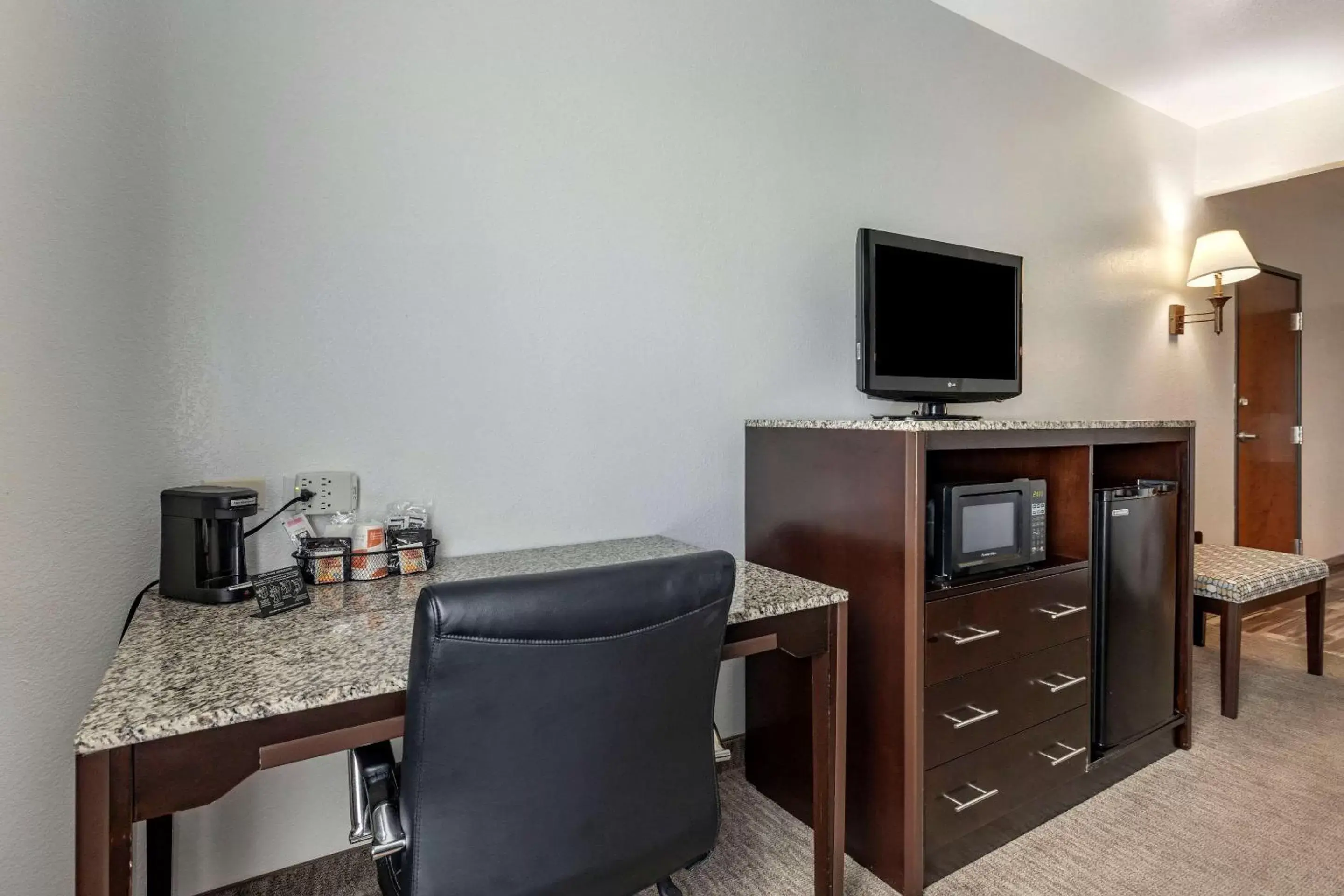 Bedroom, TV/Entertainment Center in Comfort Inn & Suites Gatesville Near Fort Cavazos