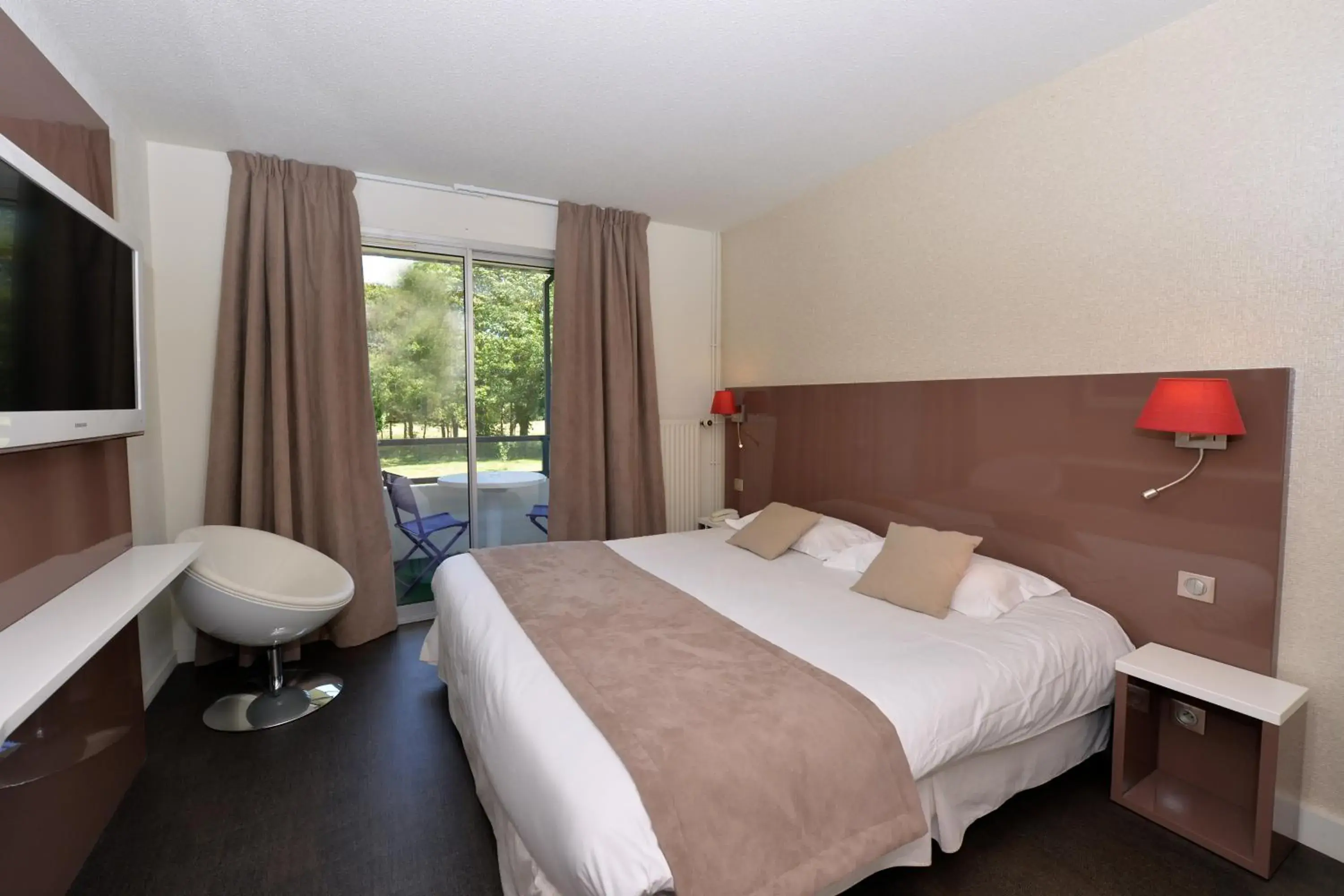 Bedroom, Bed in Hôtel du Golf Saint-Laurent