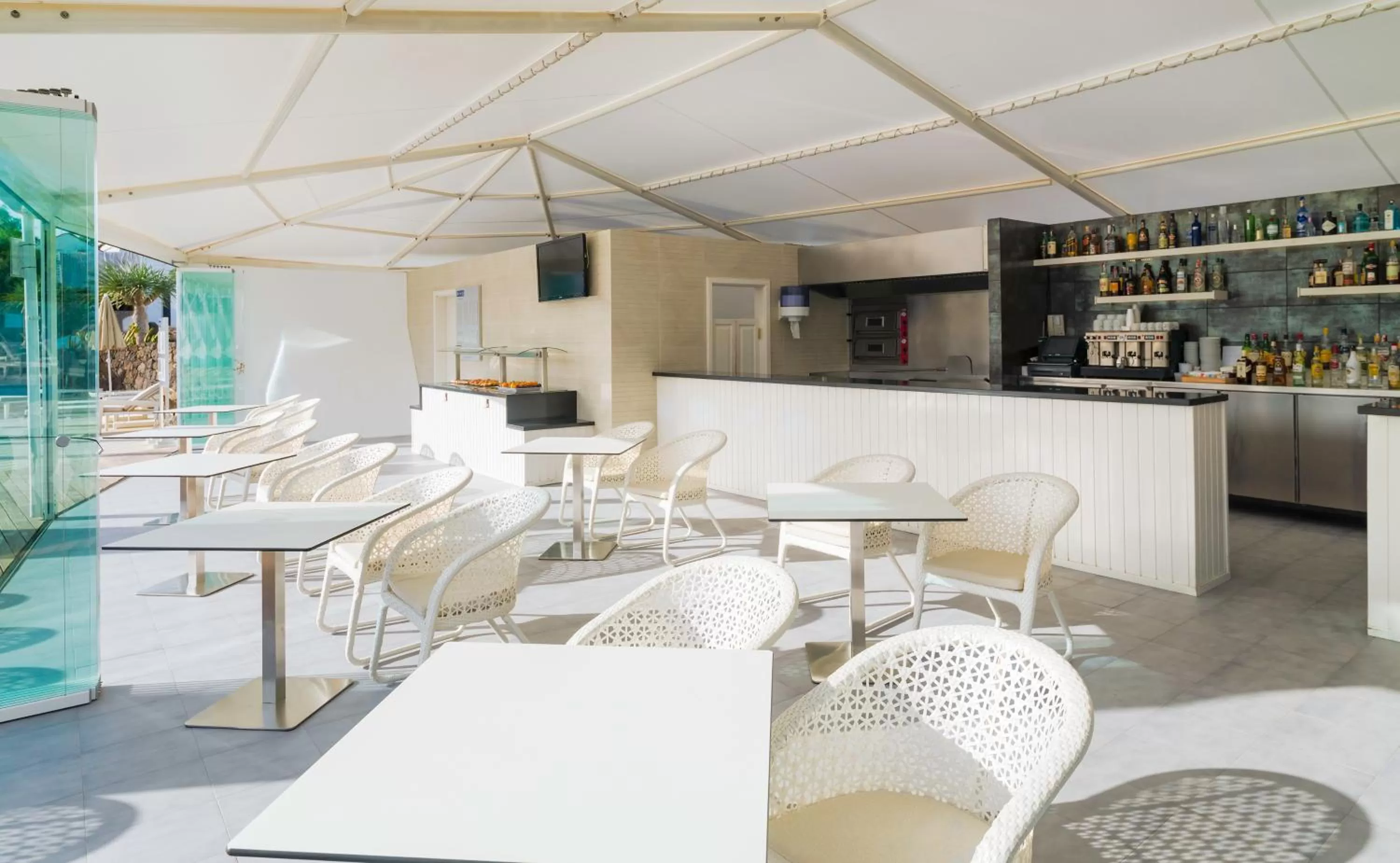 Lounge or bar in Boutique Hotel H10 White Suites - Adults Only