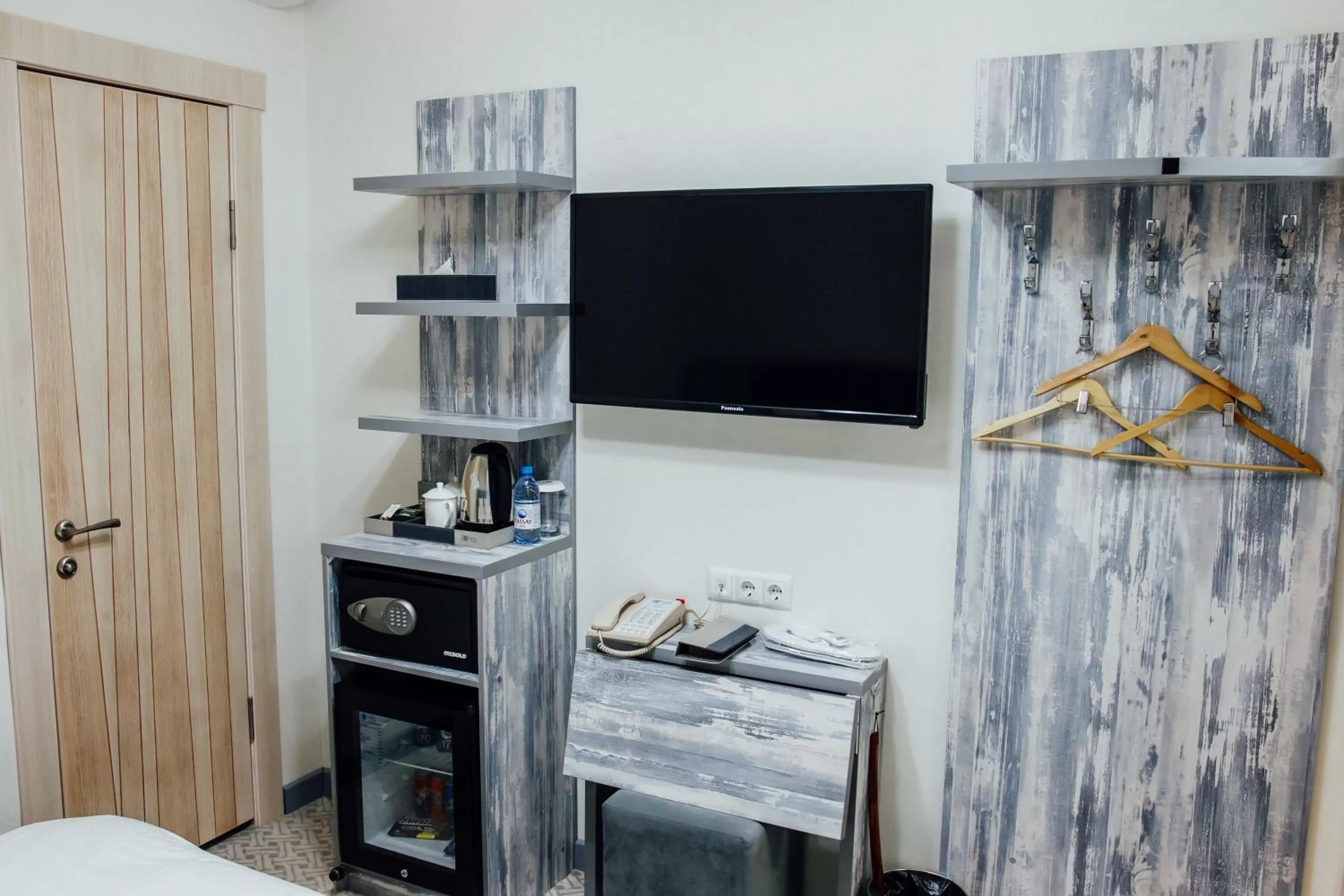 TV and multimedia, TV/Entertainment Center in Express City Hotel