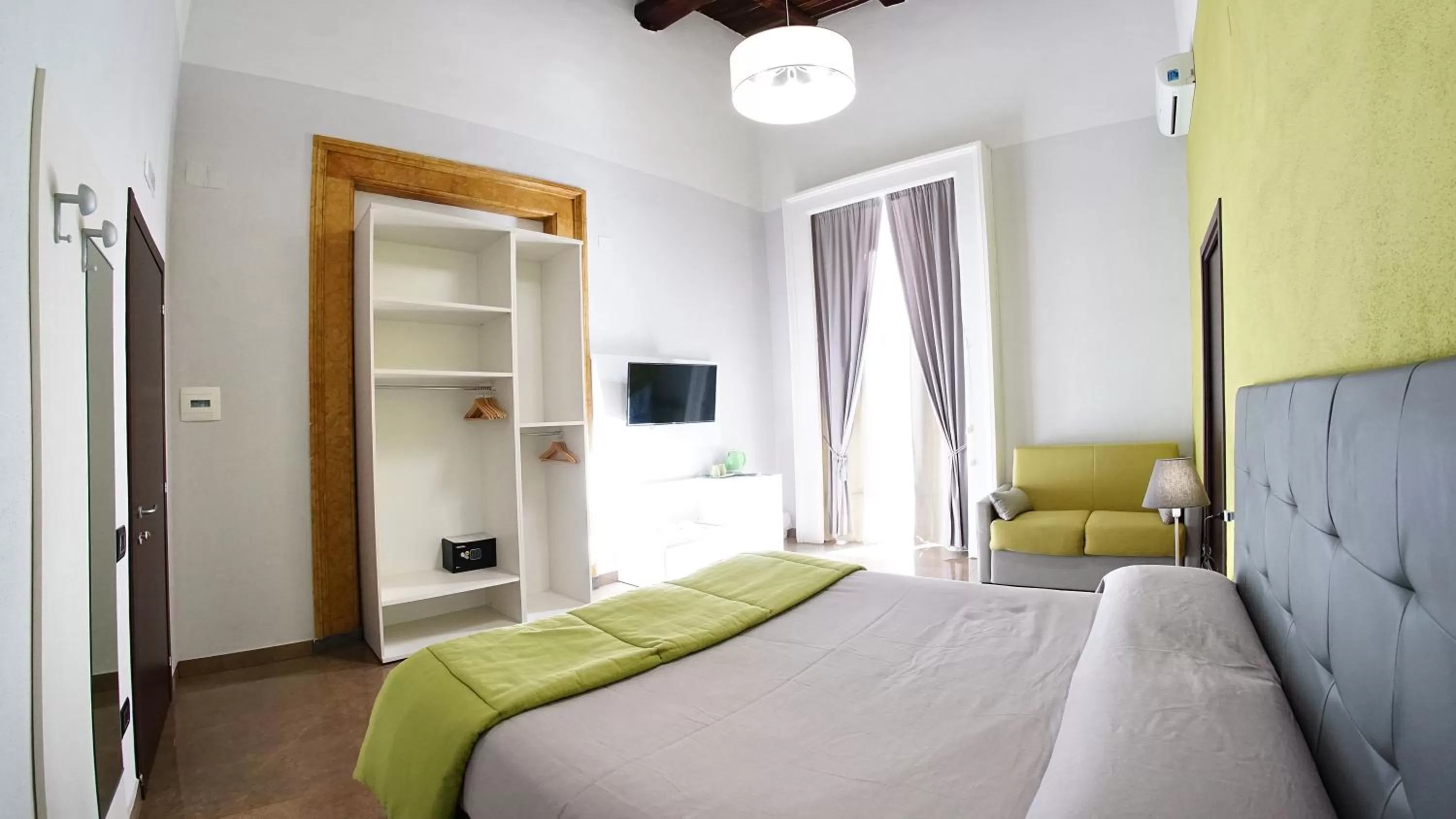 Photo of the whole room, Bed in Beverello Suite