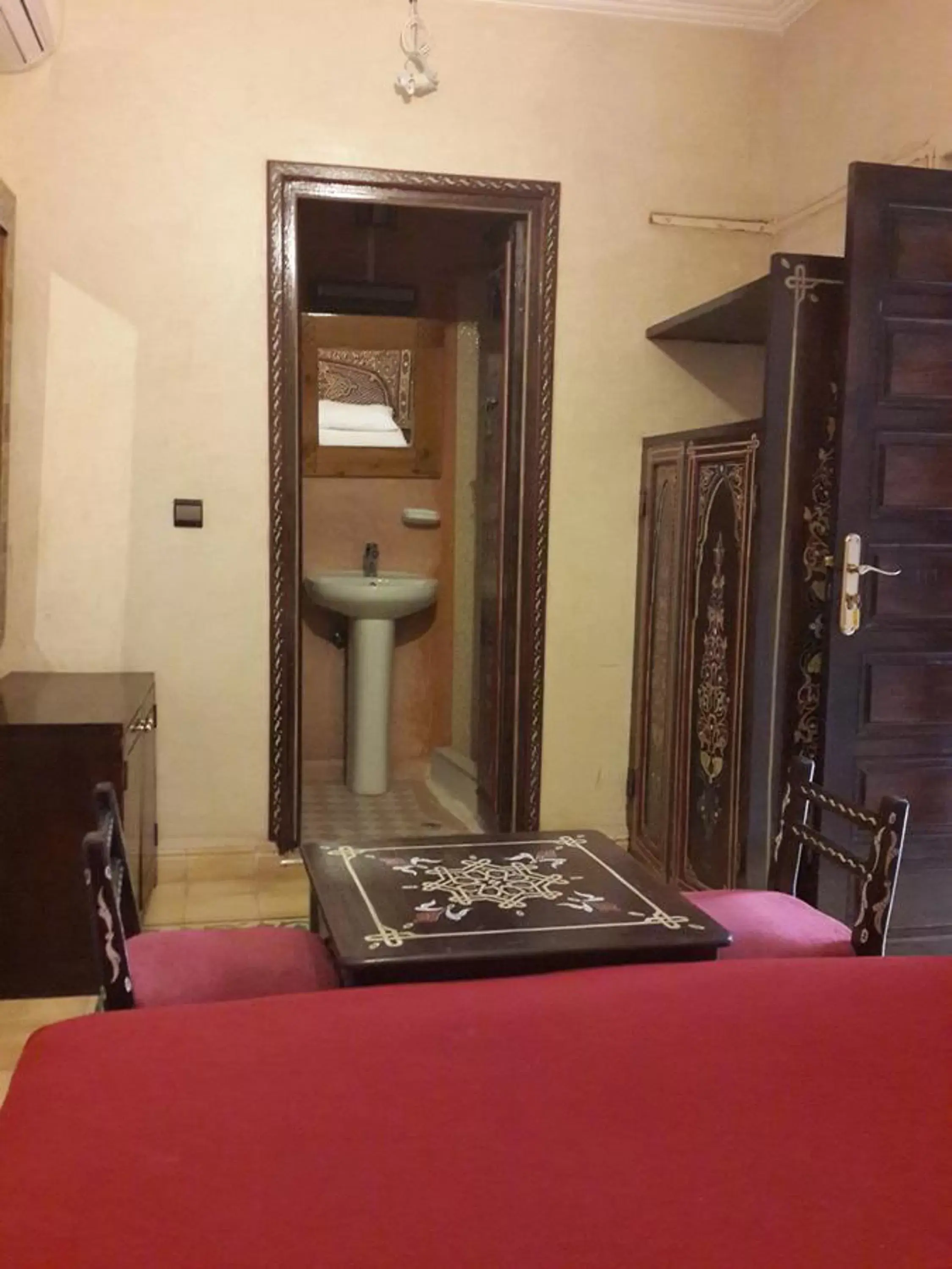 Double Room with Private Bathroom in Hotel Cecil Double Room with Private Bathroom in Hotel Cecil