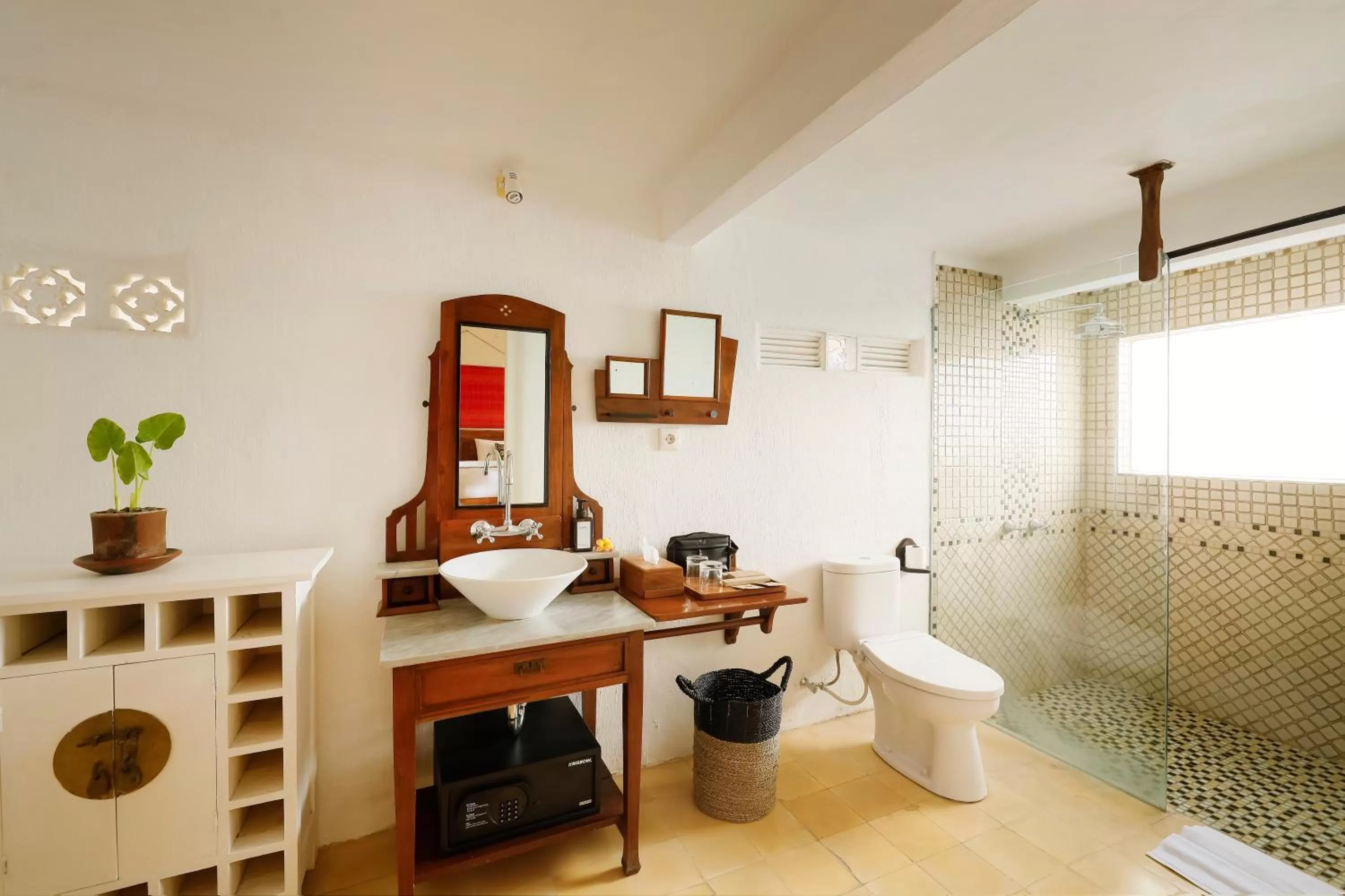 Shower in Puri Tempo Doeloe Boutique Hotel