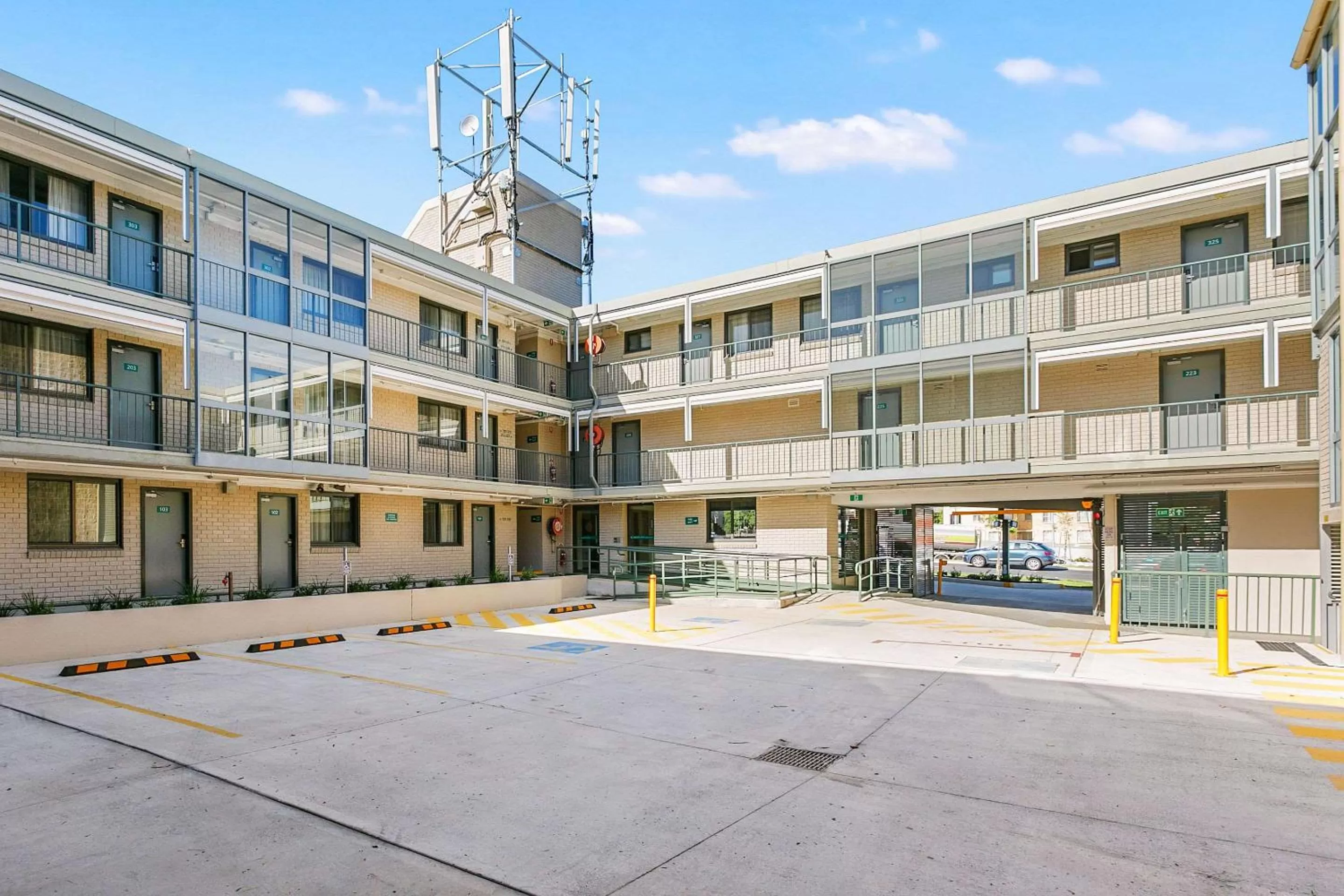 Property building in Quality Inn Sunshine Haberfield