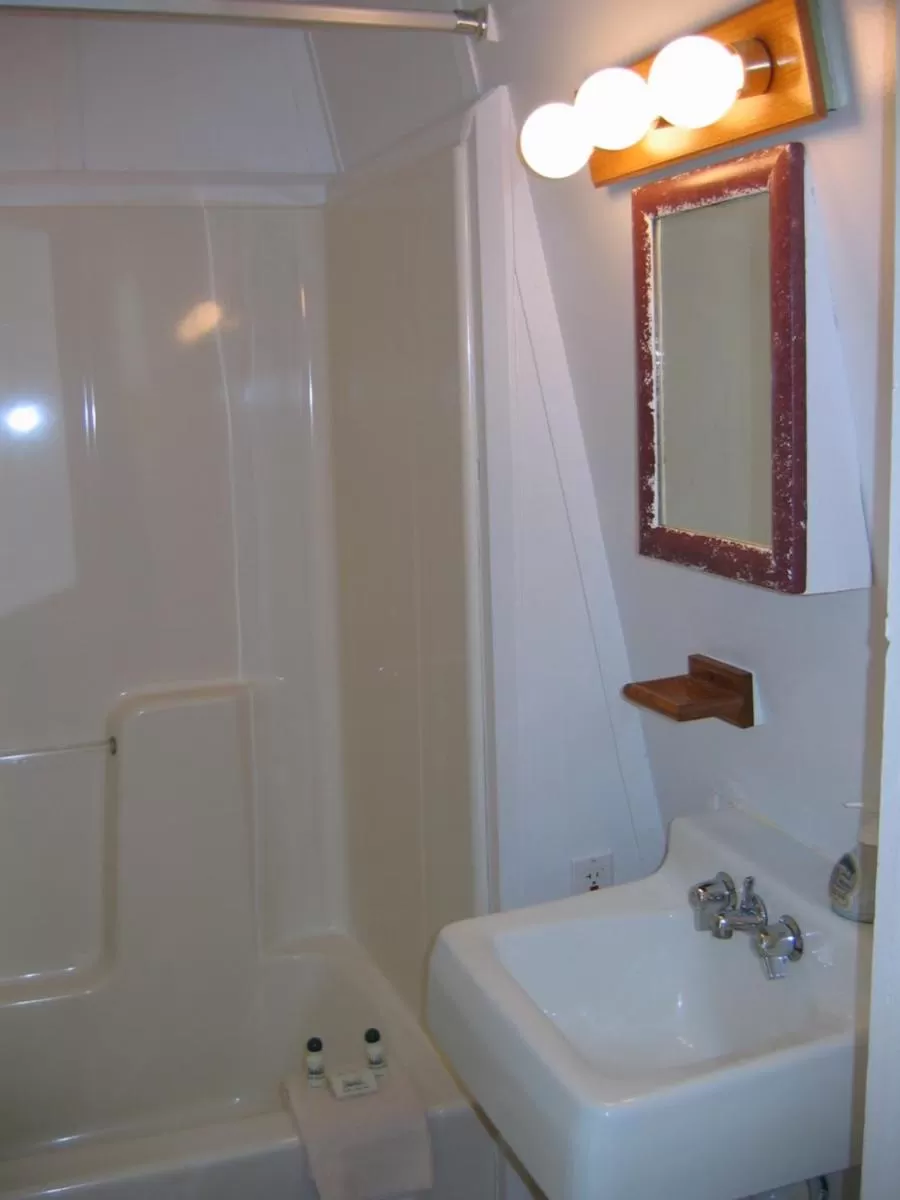 Bathroom in Trails End Inn