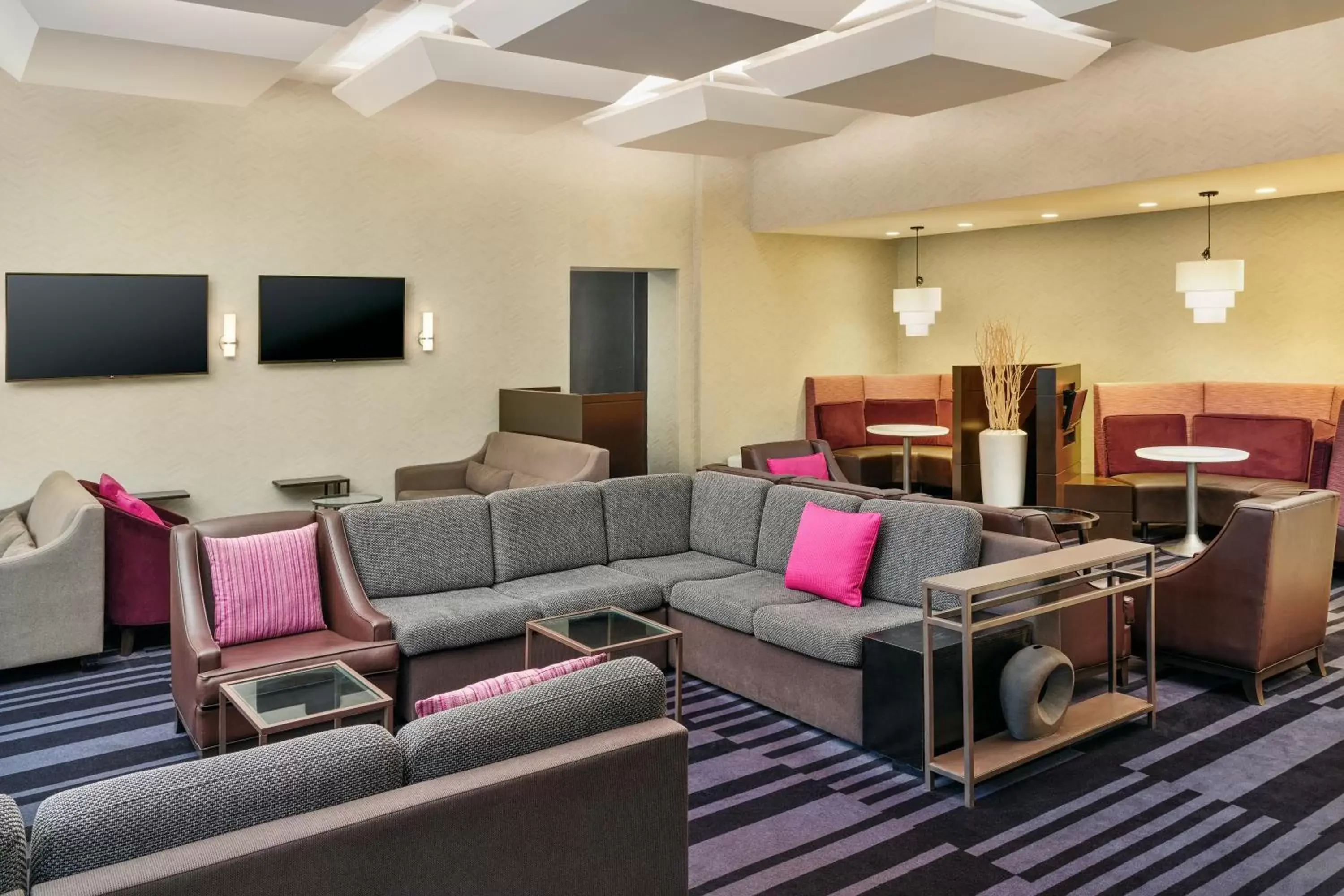 Lobby or reception, Seating Area in Courtyard by Marriott New York JFK Airport