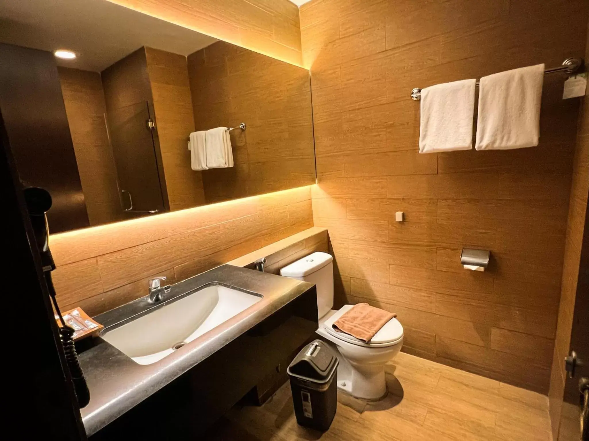 Toilet, Bathroom in de JAVA Hotel Bandung