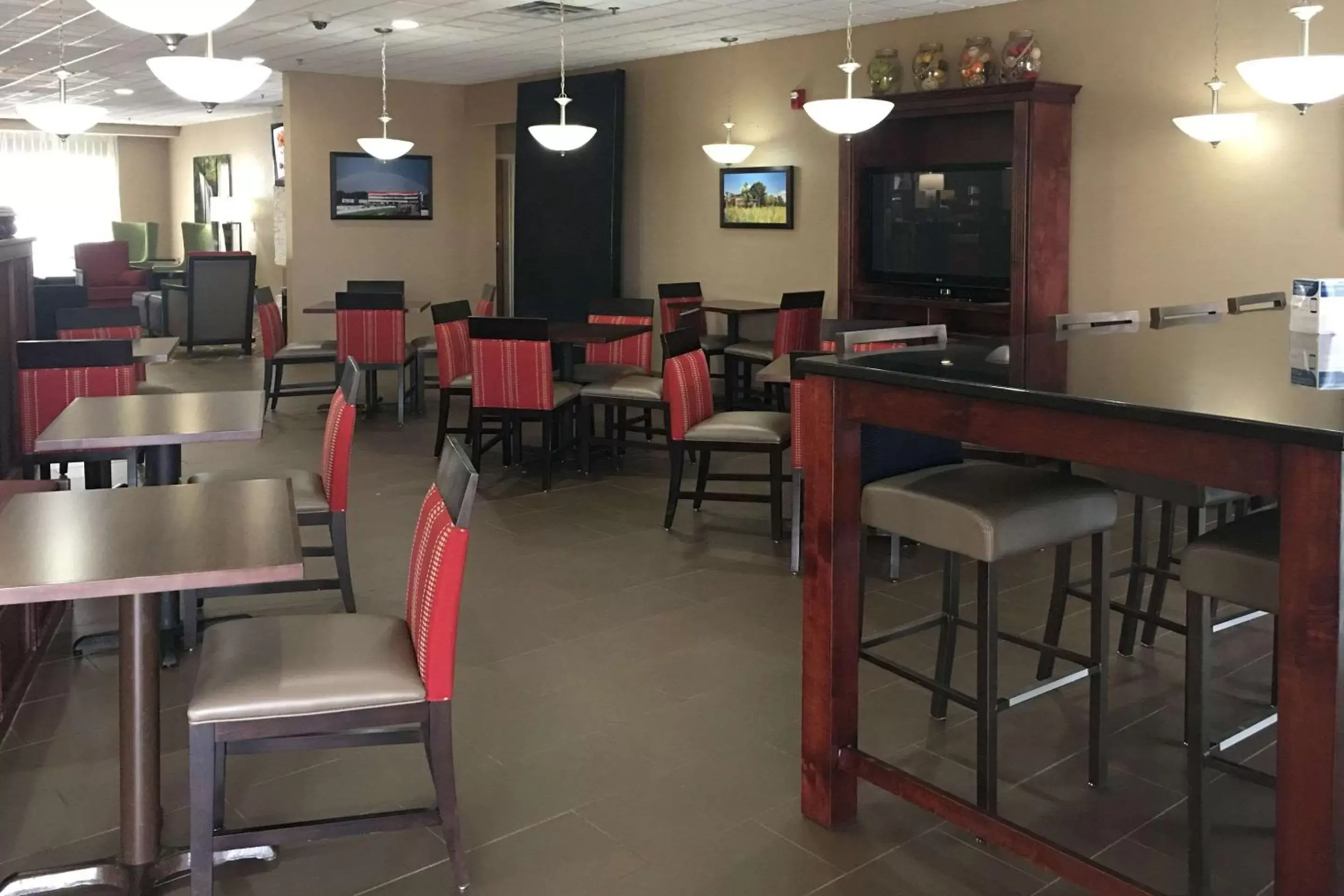 Restaurant/Places to Eat in Comfort Suites Commerce