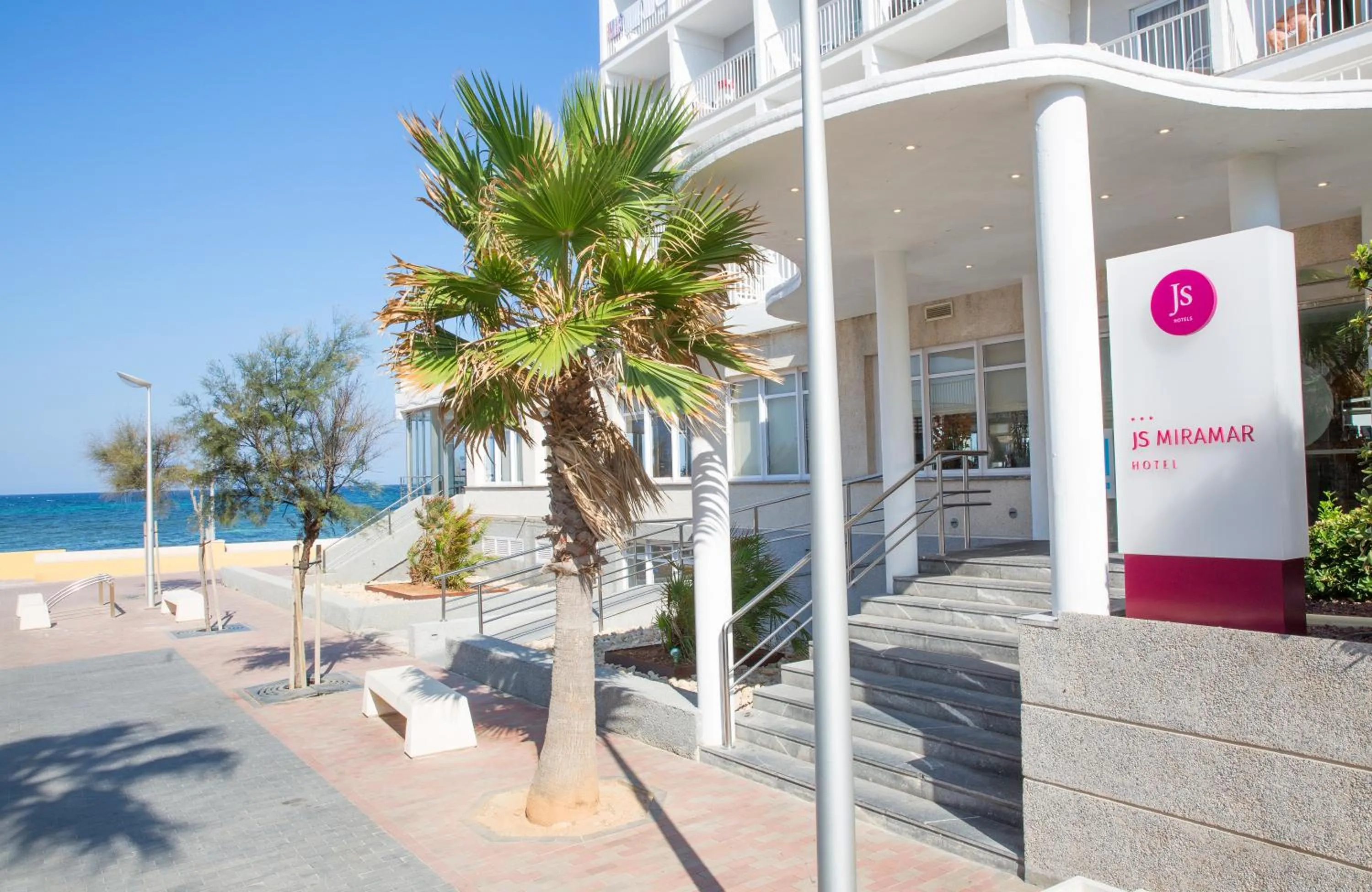 Facade/entrance in JS Miramar