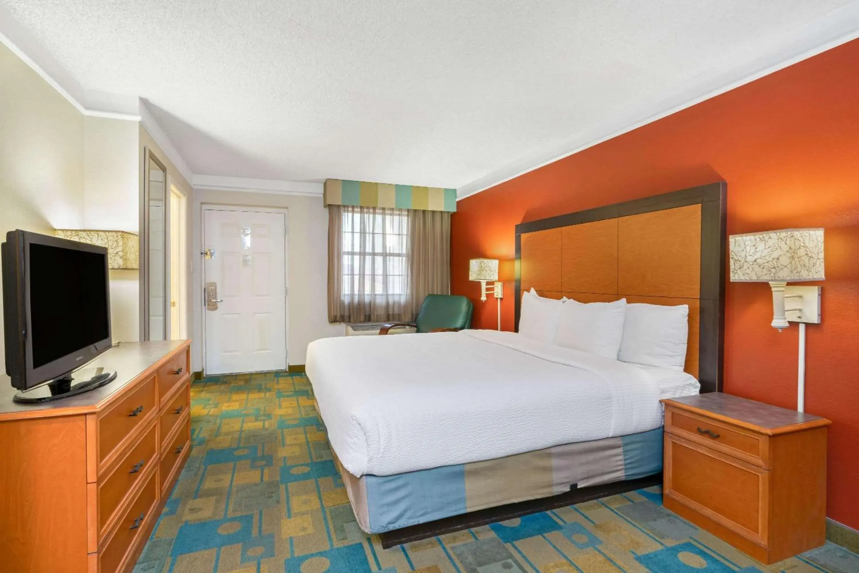 Photo of the whole room, Bed in La Quinta Inn by Wyndham Phoenix Sky Harbor Airport