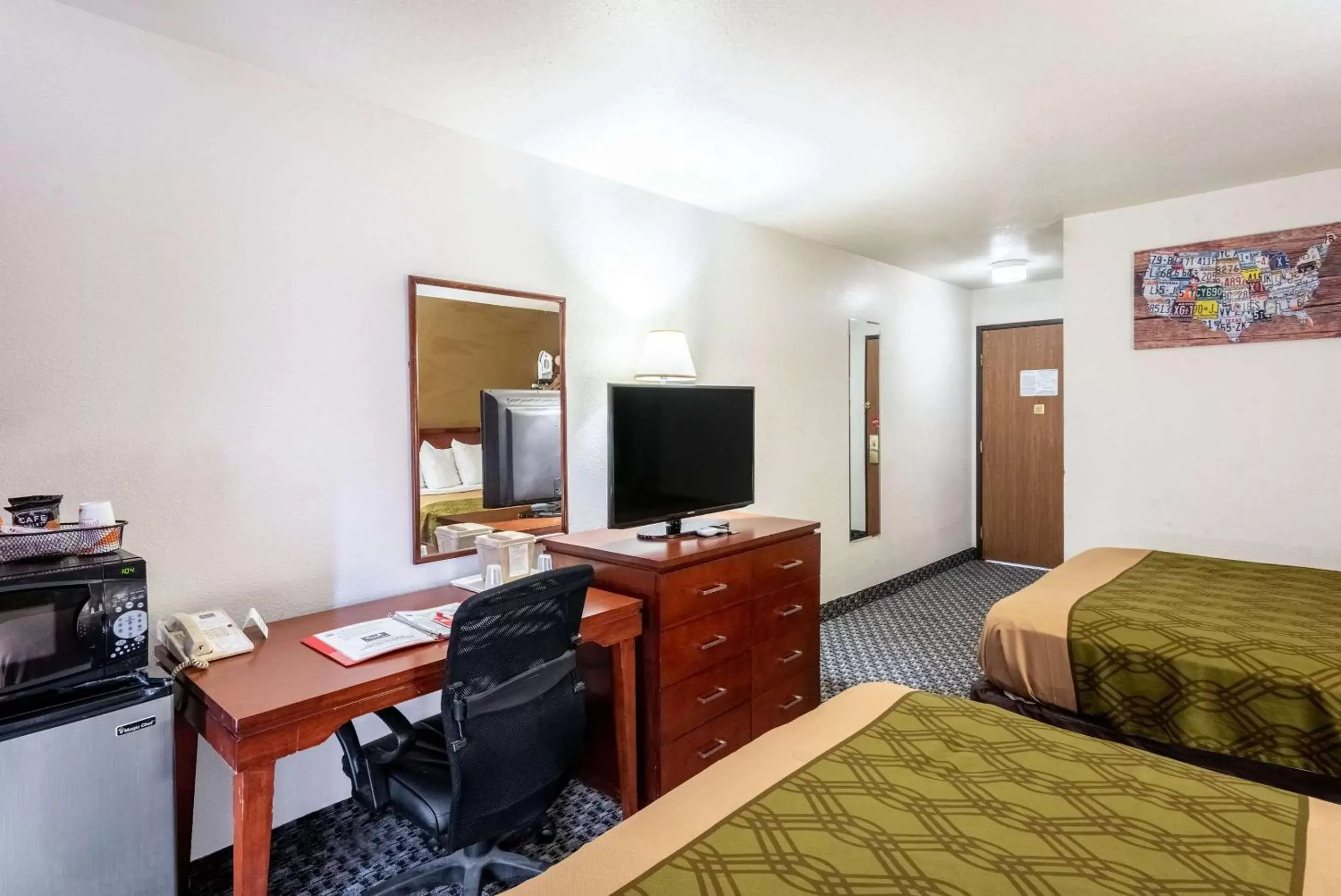 Photo of the whole room, TV/Entertainment Center in Econo Lodge Canon City