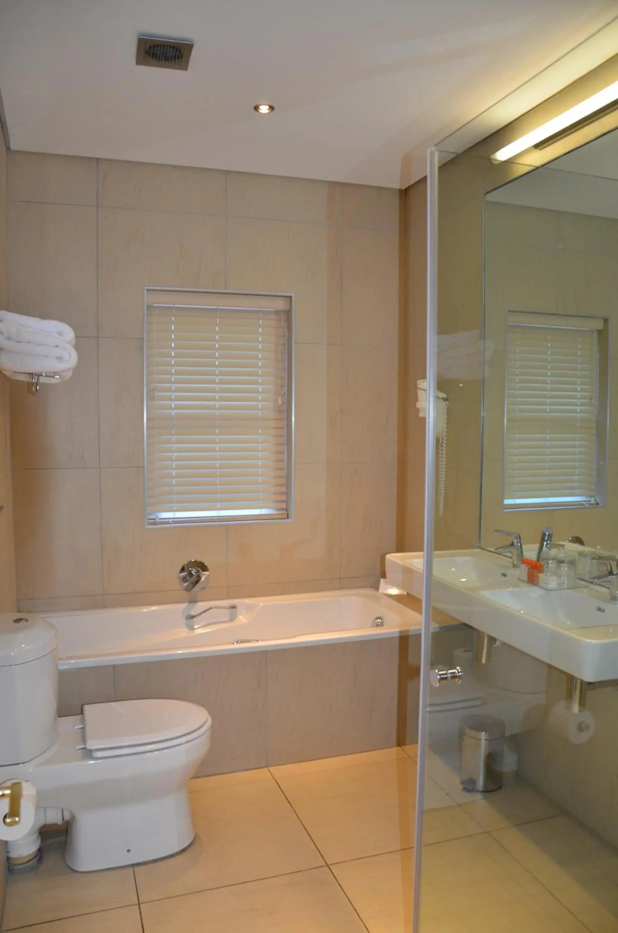 Shower, Bathroom in Lemoenkloof Guesthouse