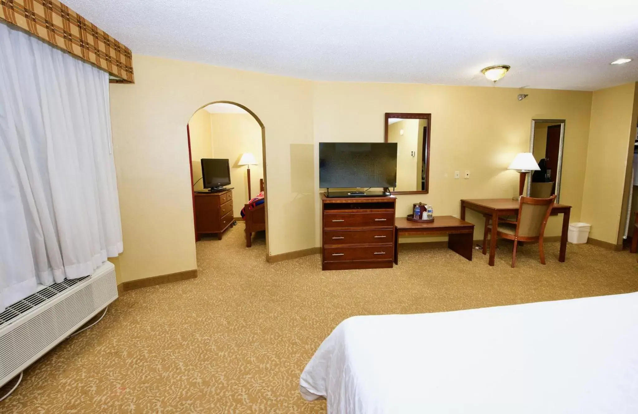 Photo of the whole room, TV/Entertainment Center in Holiday Inn Express Hotel & Suites Fenton/I-44, an IHG Hotel