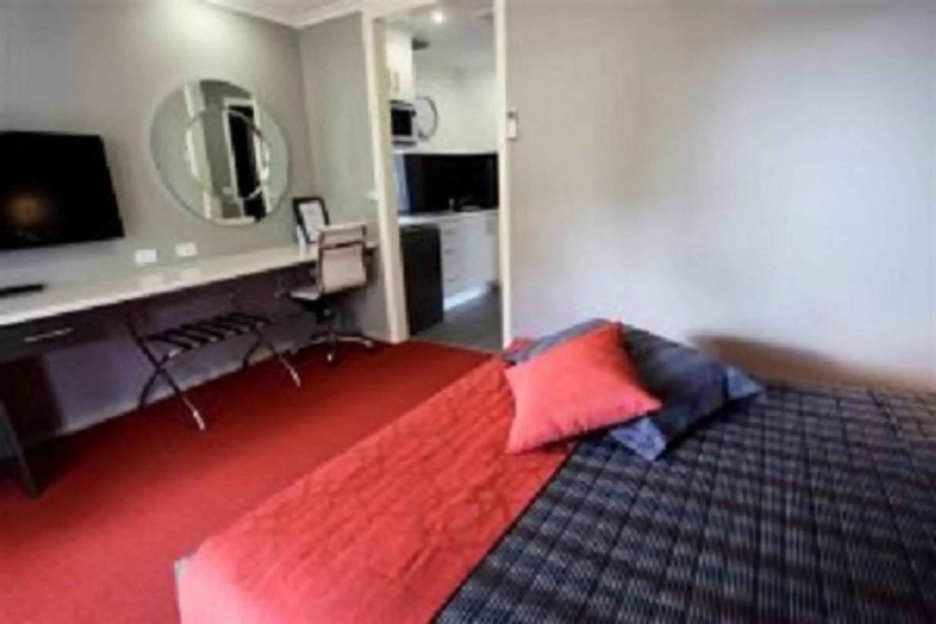 Bedroom, TV/Entertainment Center in Cattlemans Country Motor Inn & Serviced Apartments