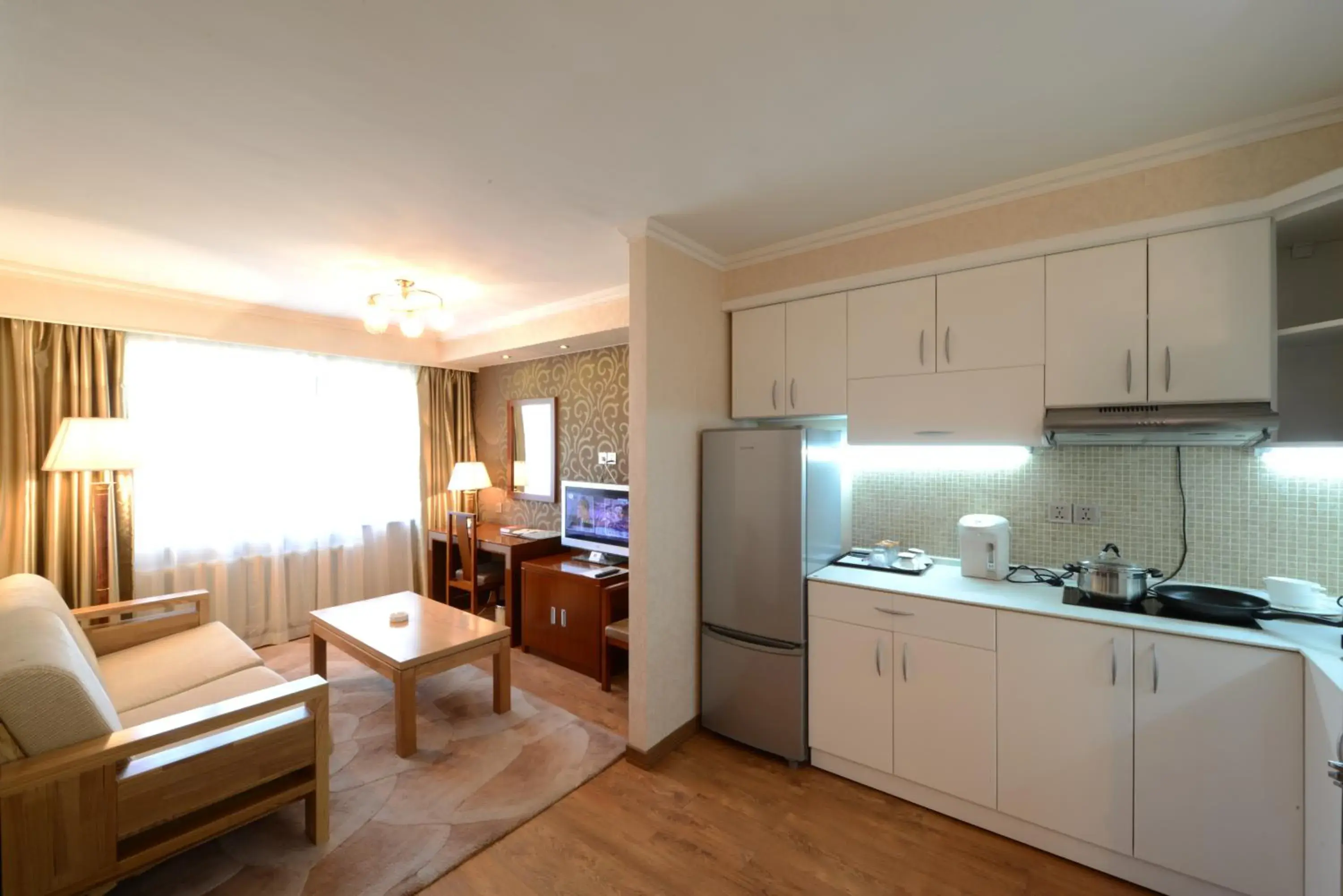 Day, Kitchen/Kitchenette in Flower Hotel