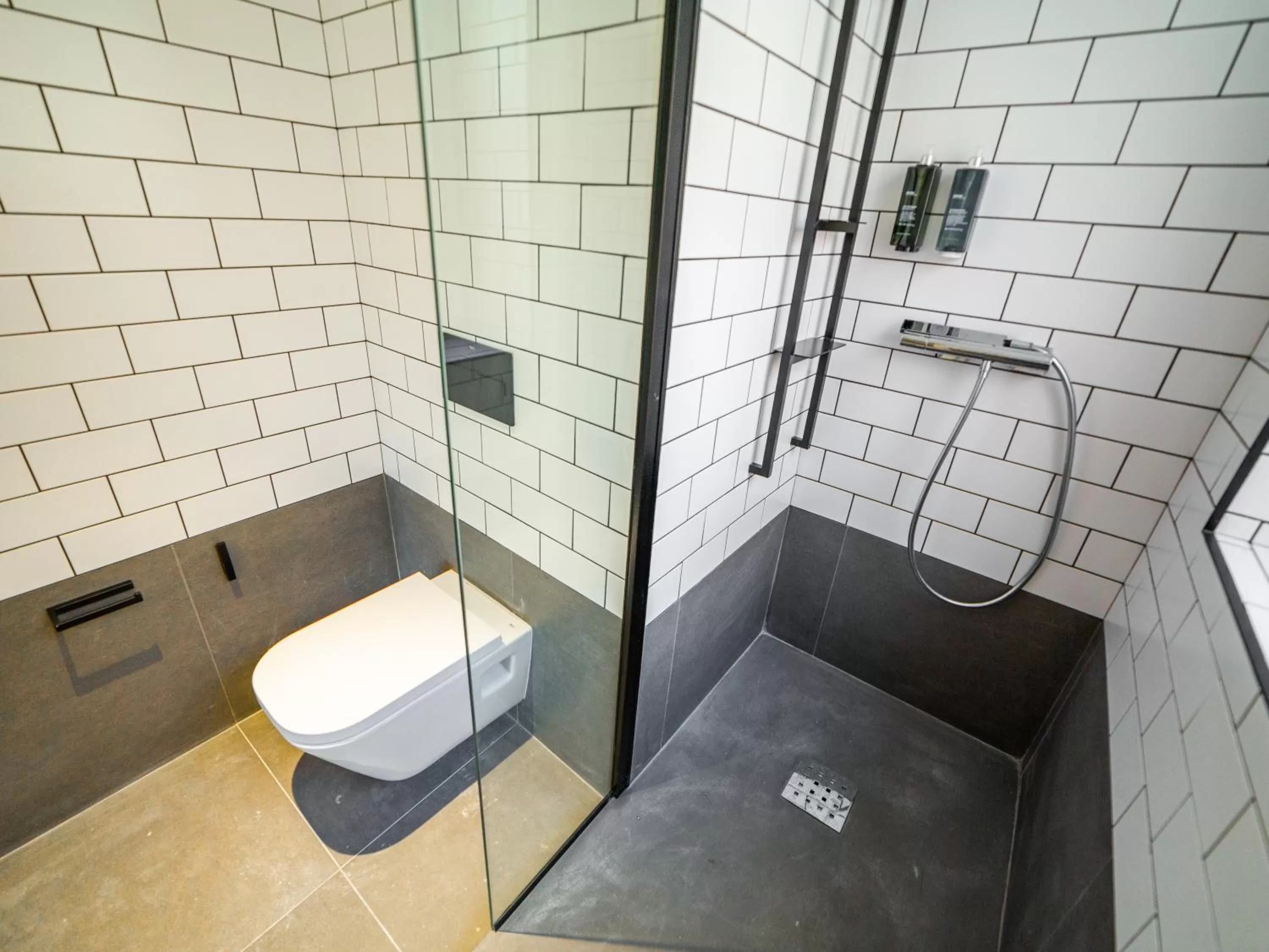 Bathroom in ibis Porto Centro Mercado Bolhao