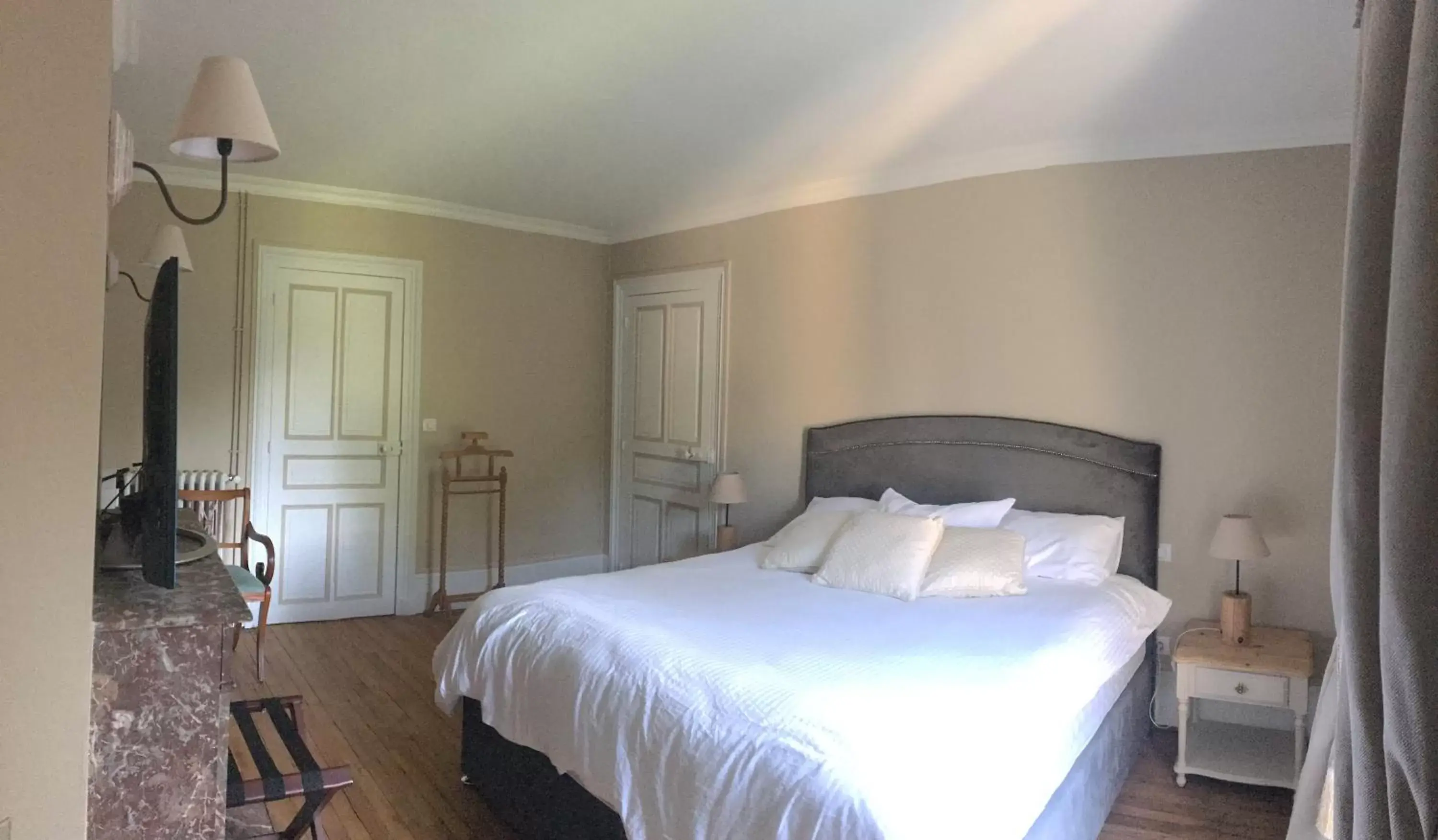 Photo of the whole room, Bed in Château de Corcelle - Chambres et table d'hôtes