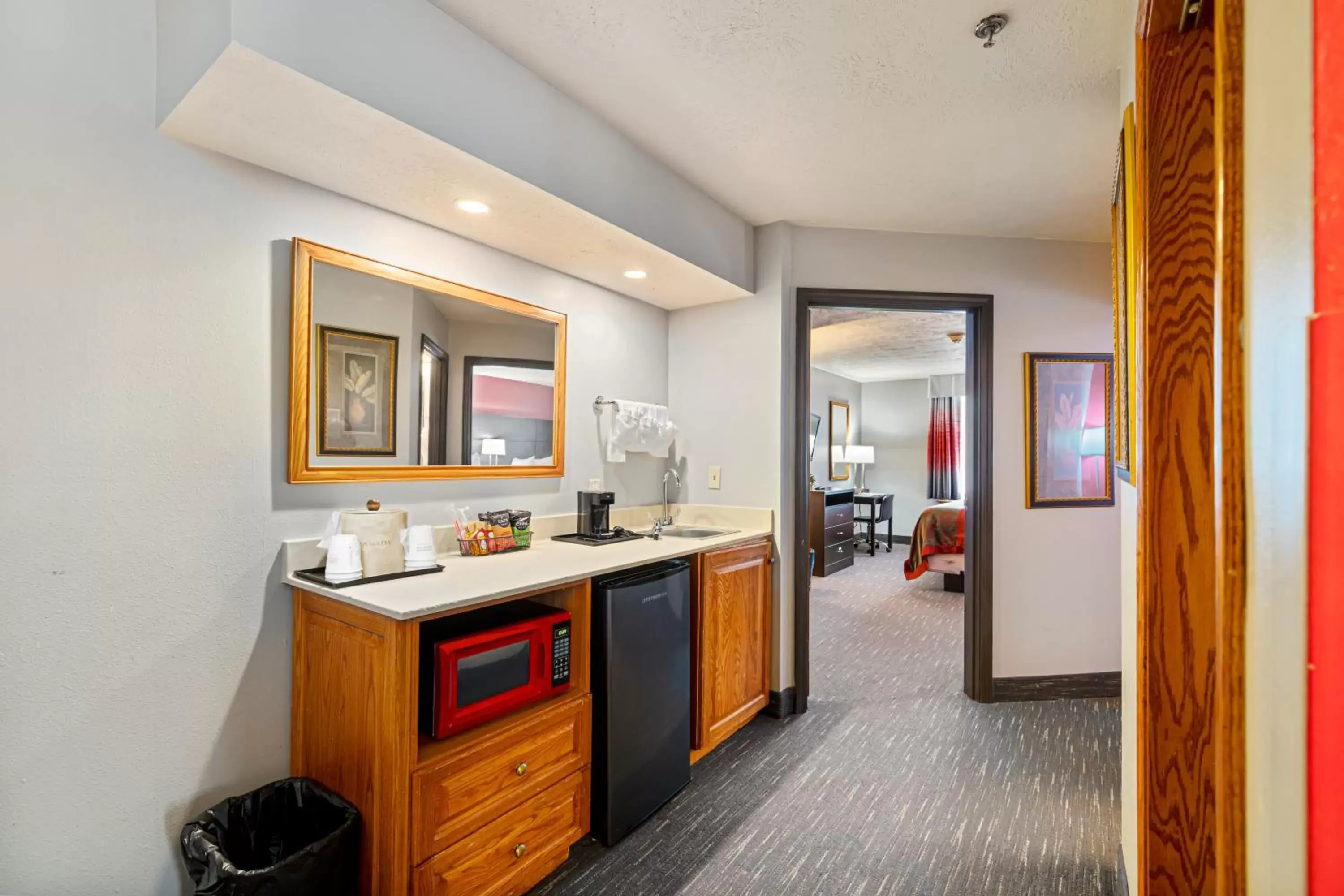 Kitchen or kitchenette, Kitchen/Kitchenette in Ramada by Wyndham Sioux Falls Airport - Waterpark Resort & Event Center