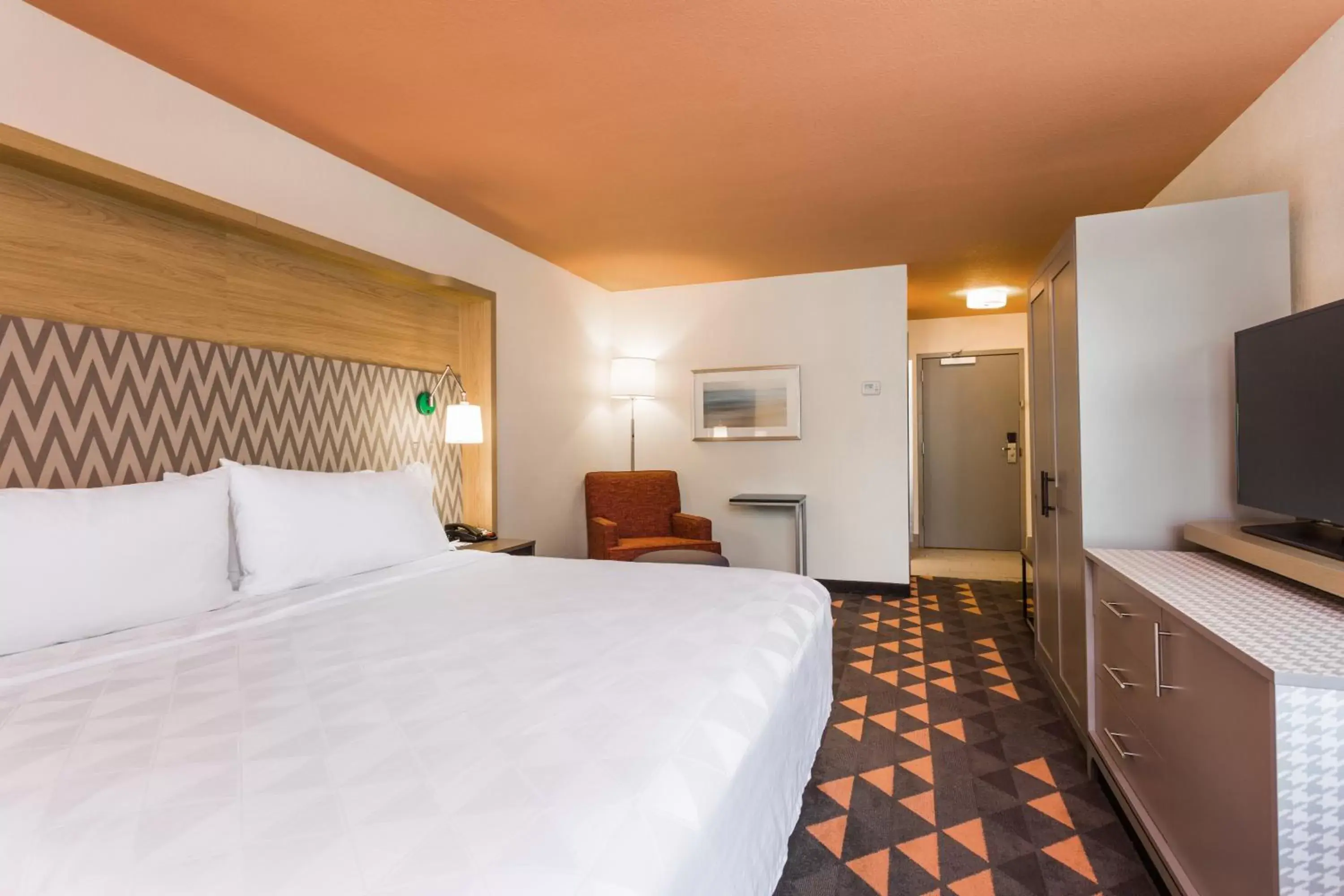 Deluxe King Room - Hearing Accessible with Bath Tub/Non-Smoking in Holiday Inn - Boone - University Area, an IHG Hotel Deluxe King Room - Hearing Accessible with Bath Tub/Non-Smoking in Holiday Inn - Boone - University Area, an IHG Hotel
