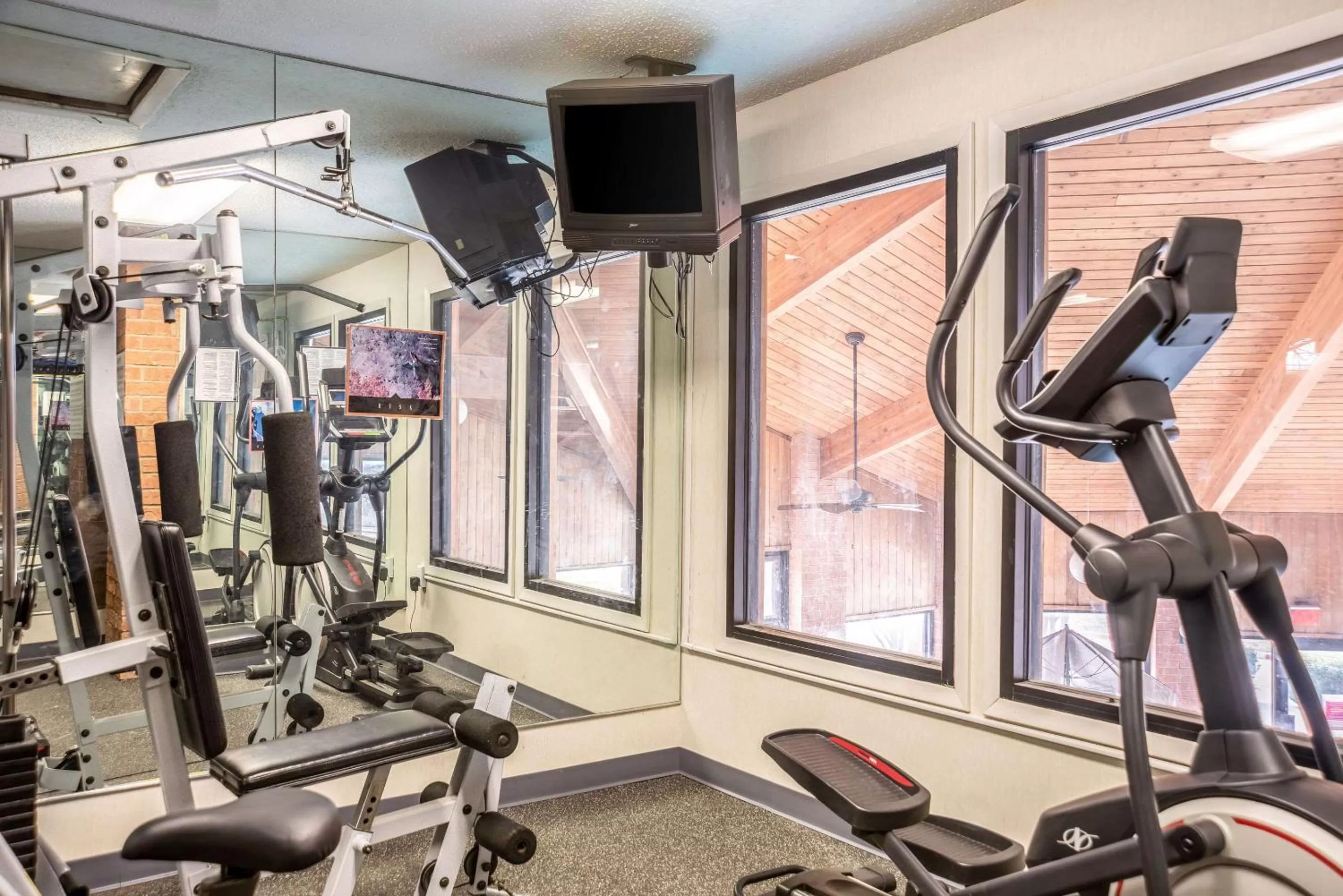Fitness centre/facilities in Econo Lodge Inn & Suites
