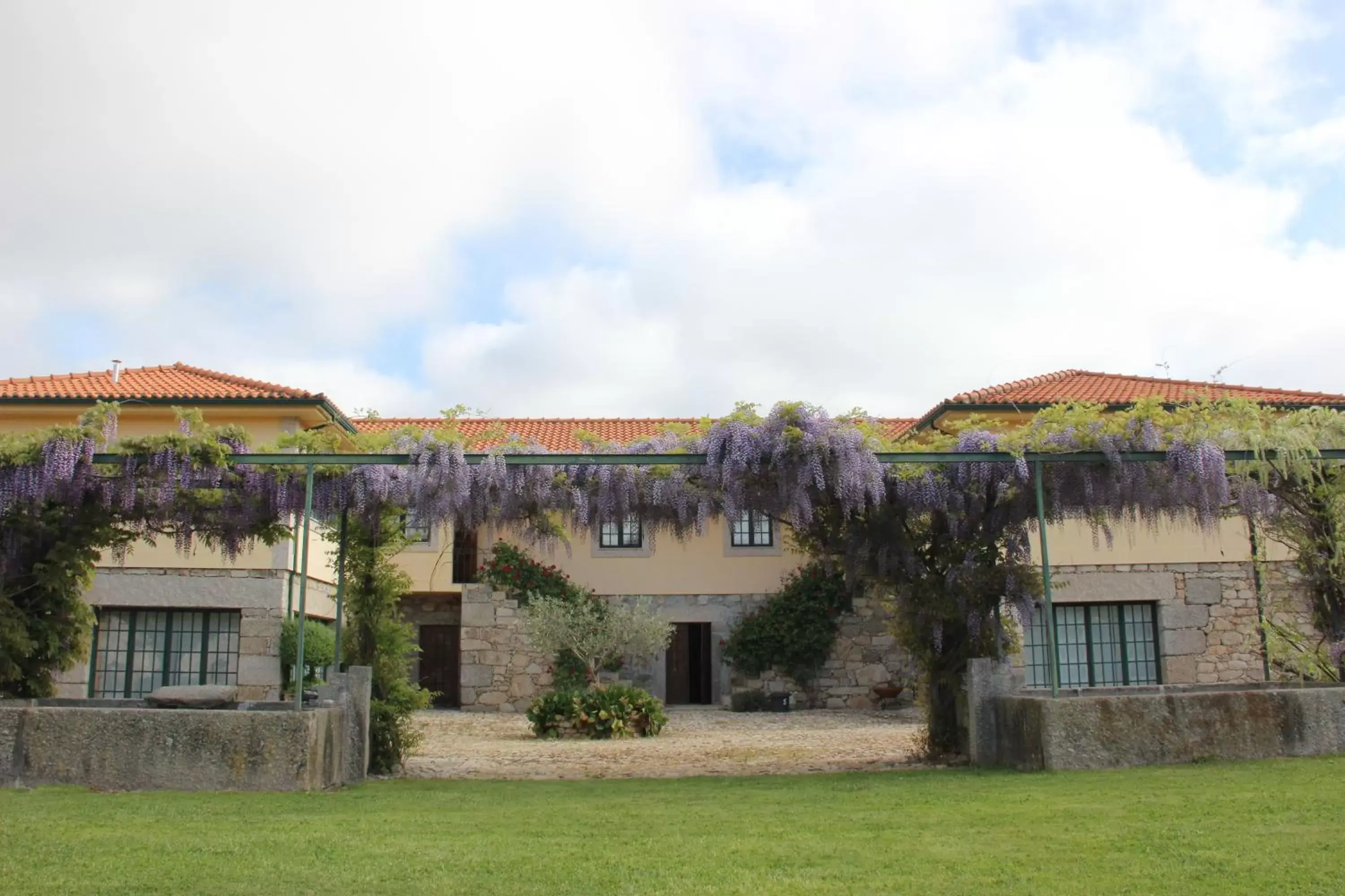 Facade/entrance, Property Building in Quinta da Vinha Morta