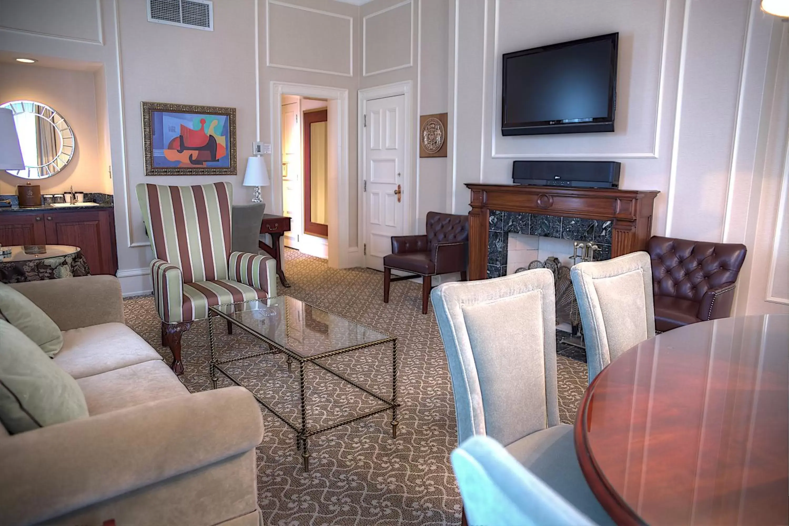 Living room, Lounge/Bar in The Pfister Hotel