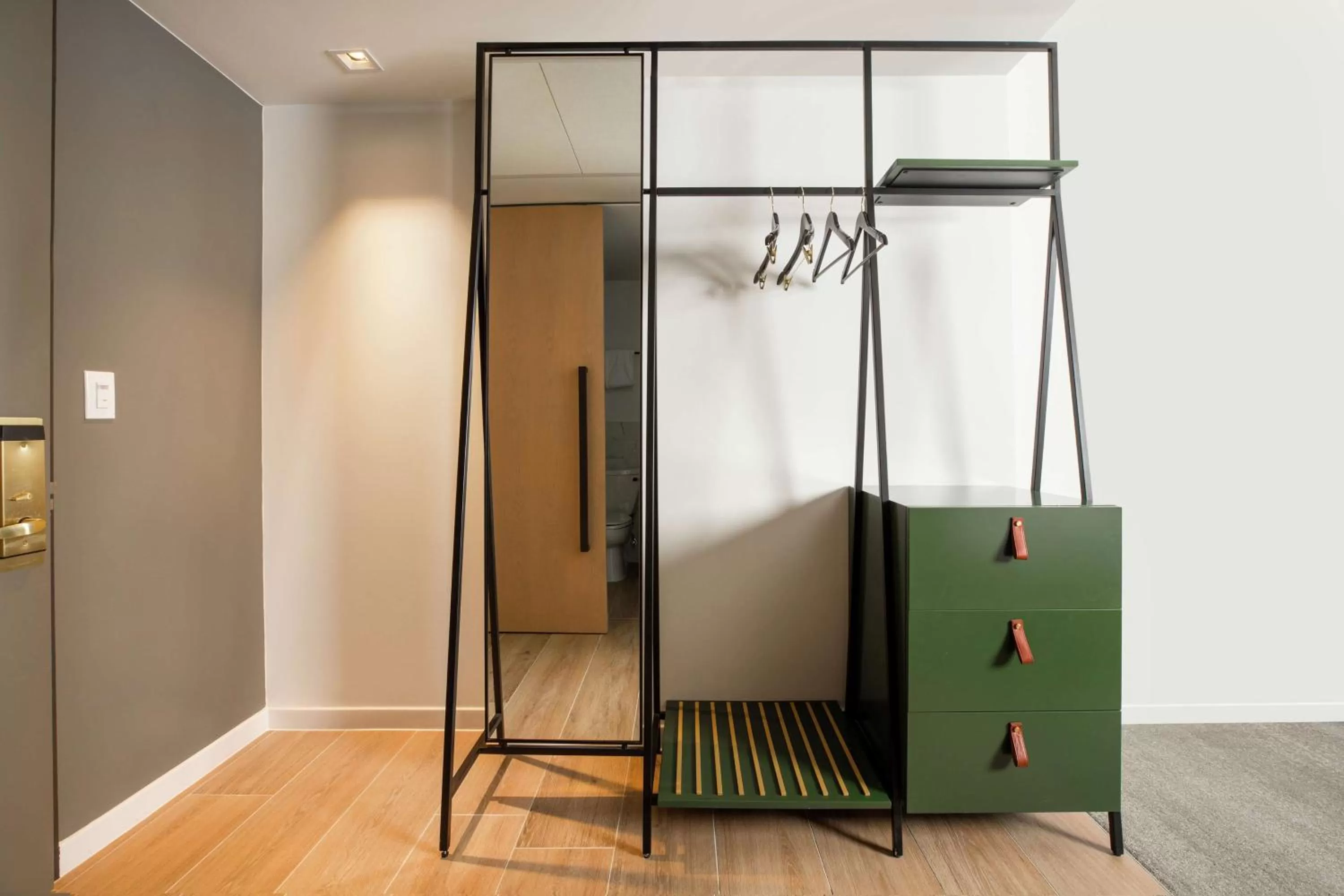 Photo of the whole room in C. Baldwin, Curio Collection by Hilton