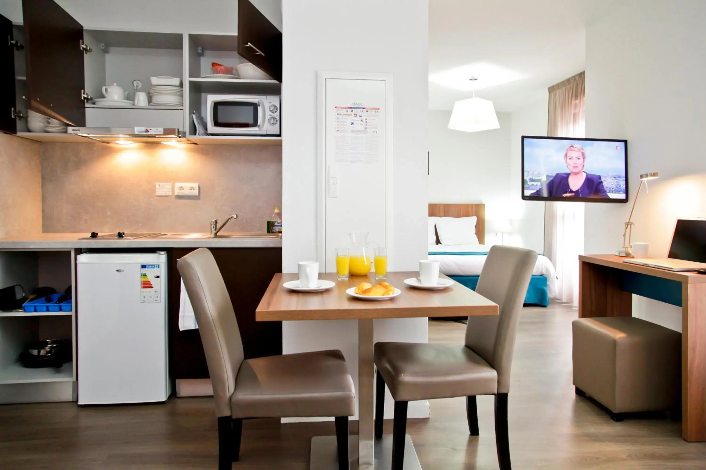Kitchen or kitchenette, Dining Area in Apparthotel Odalys Tours