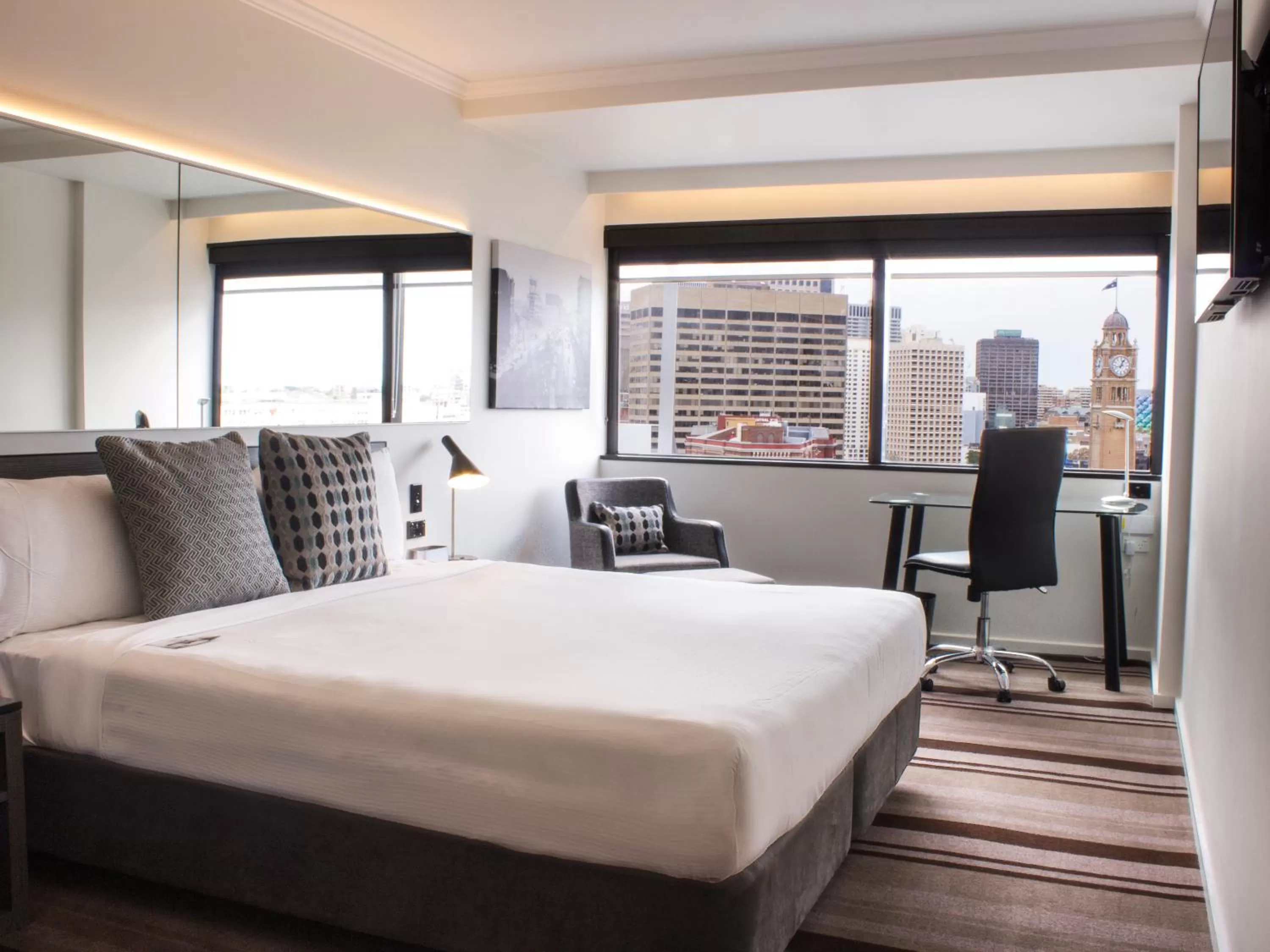 Photo of the whole room, Bed in Mercure Sydney