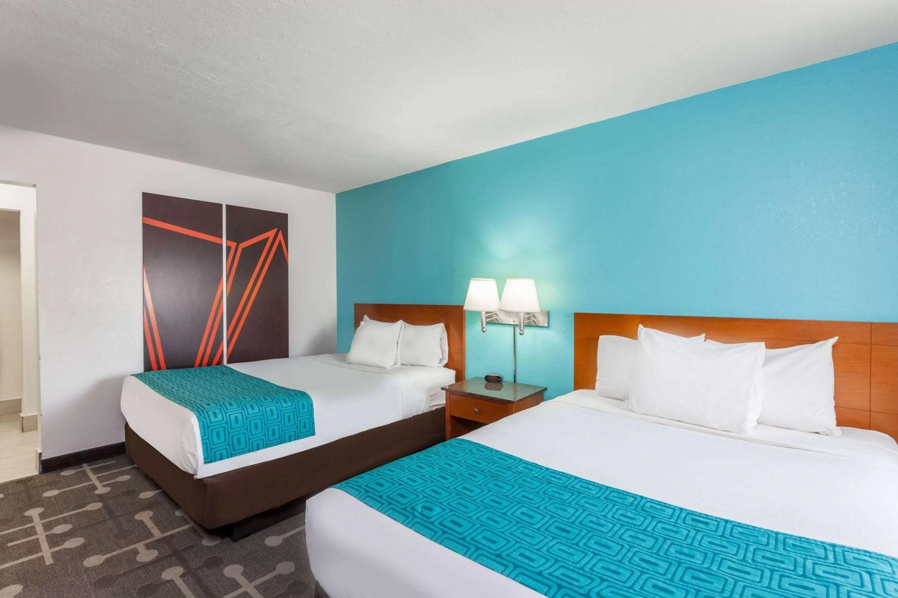 Photo of the whole room, Bed in Howard Johnson by Wyndham National City/San Diego South