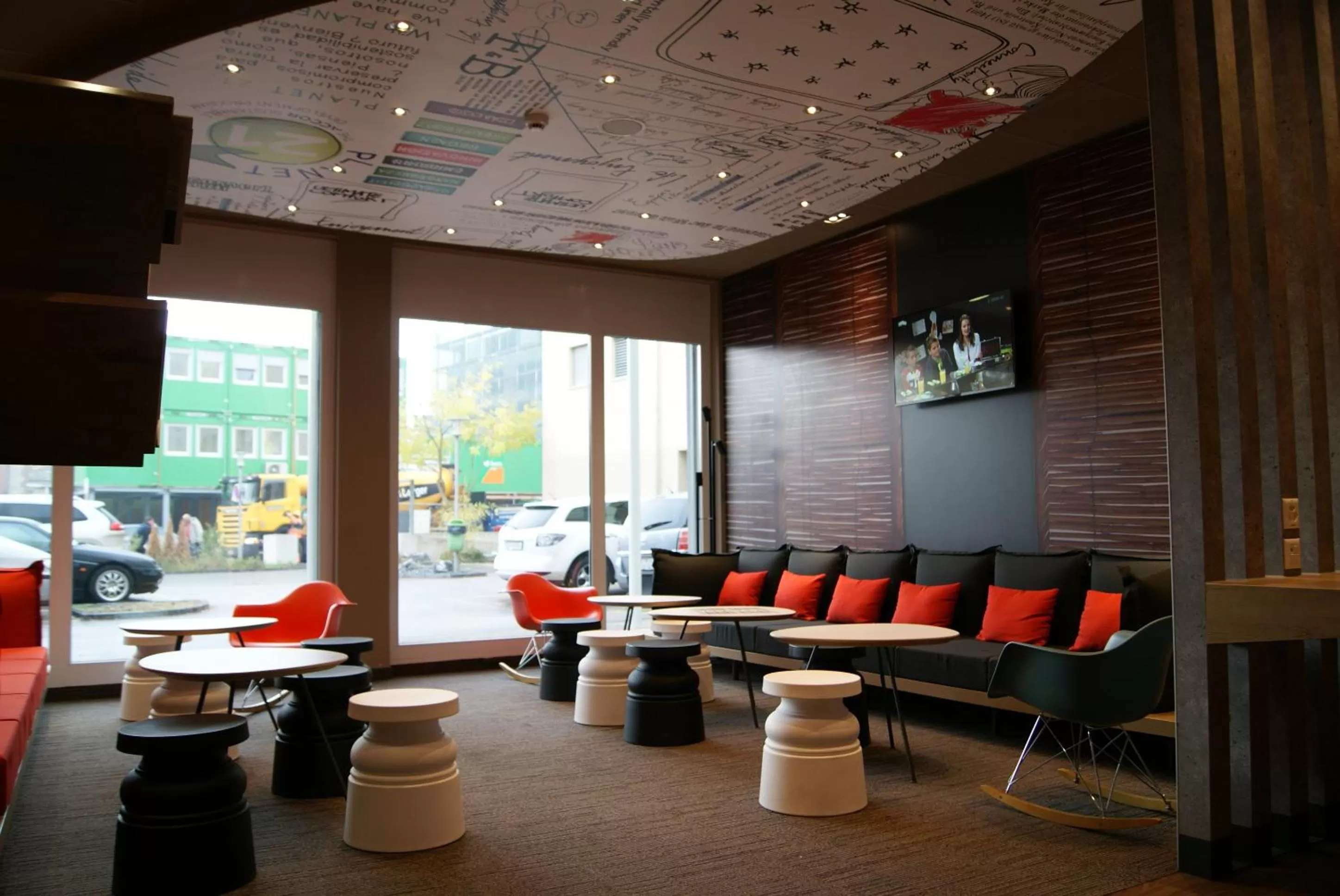 Communal lounge/ TV room in ibis Winterthur City