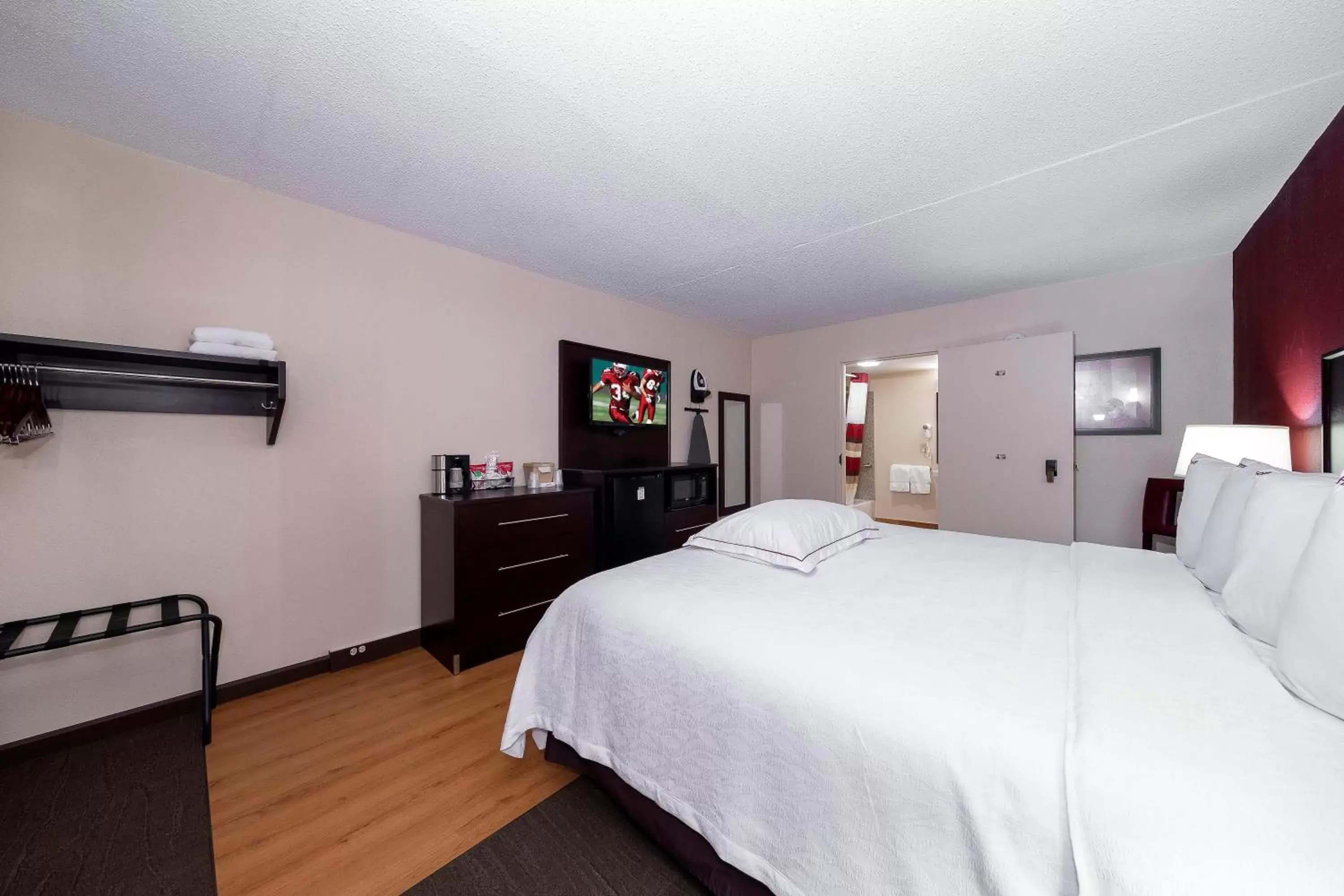 Photo of the whole room, Bed in Red Roof Inn PLUS+ Huntsville – Madison