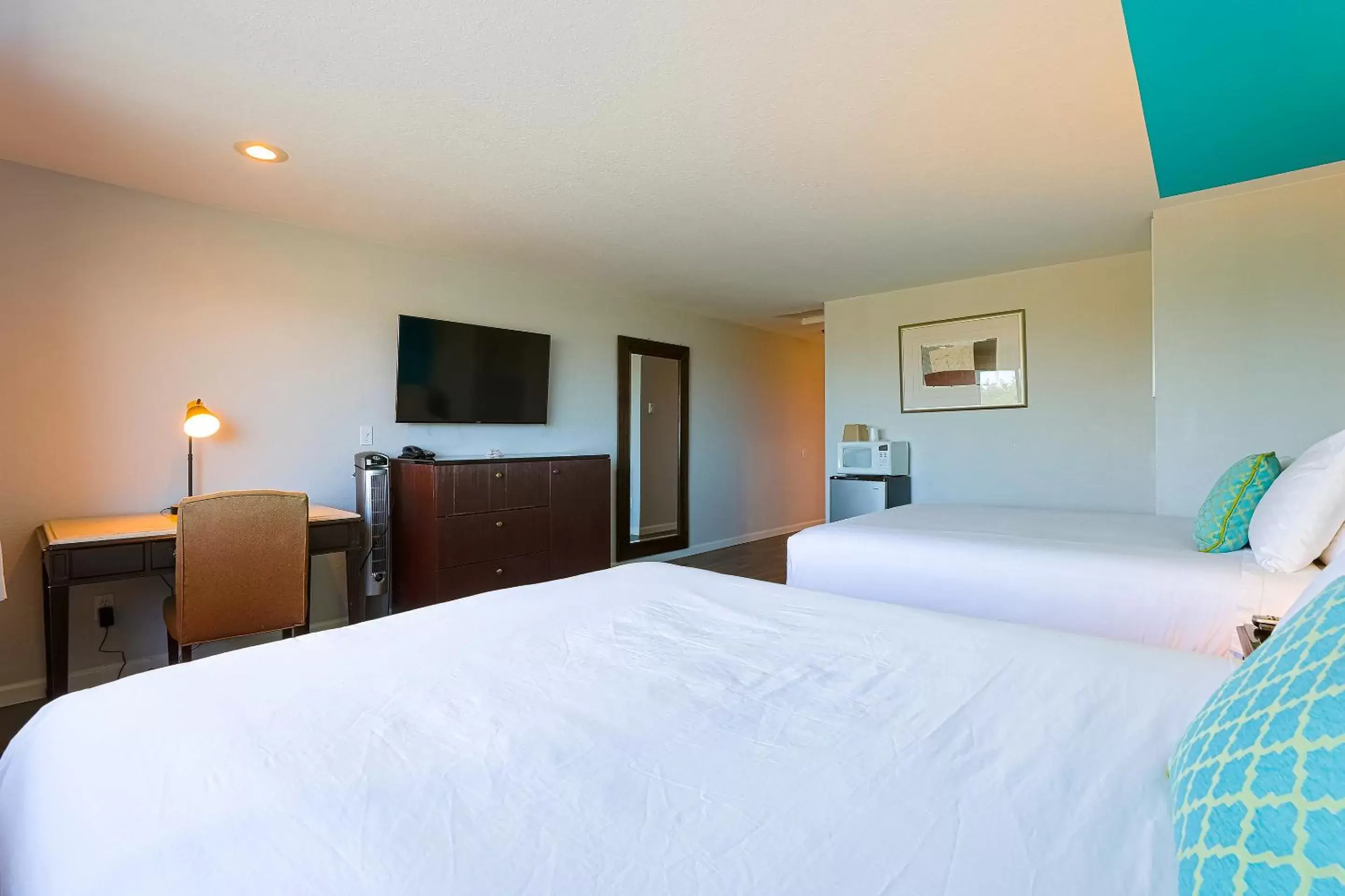 TV and multimedia, Bed in Coast River Inn by OYO Seaside