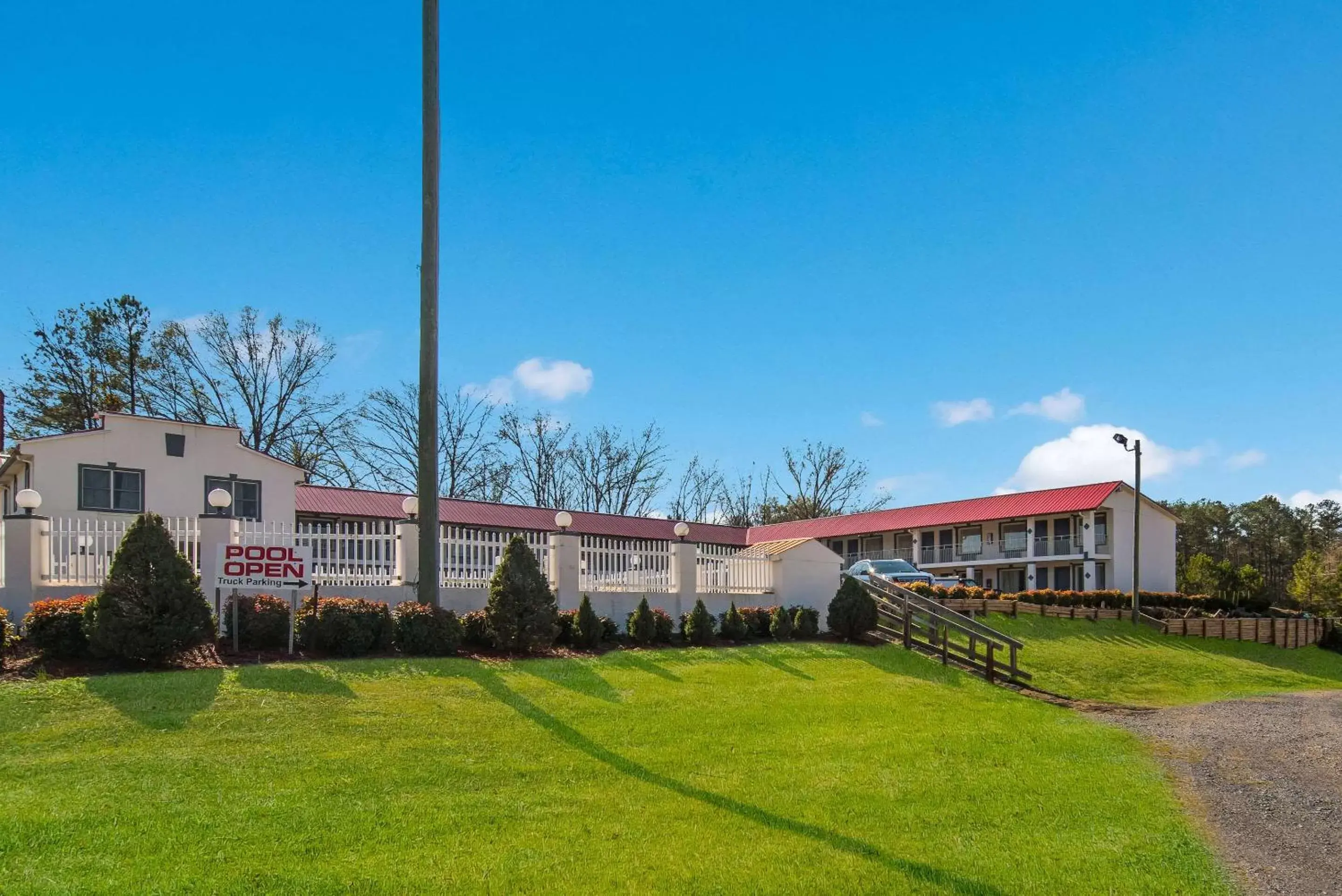 Property Building in Econo Lodge Calhoun North Damascus