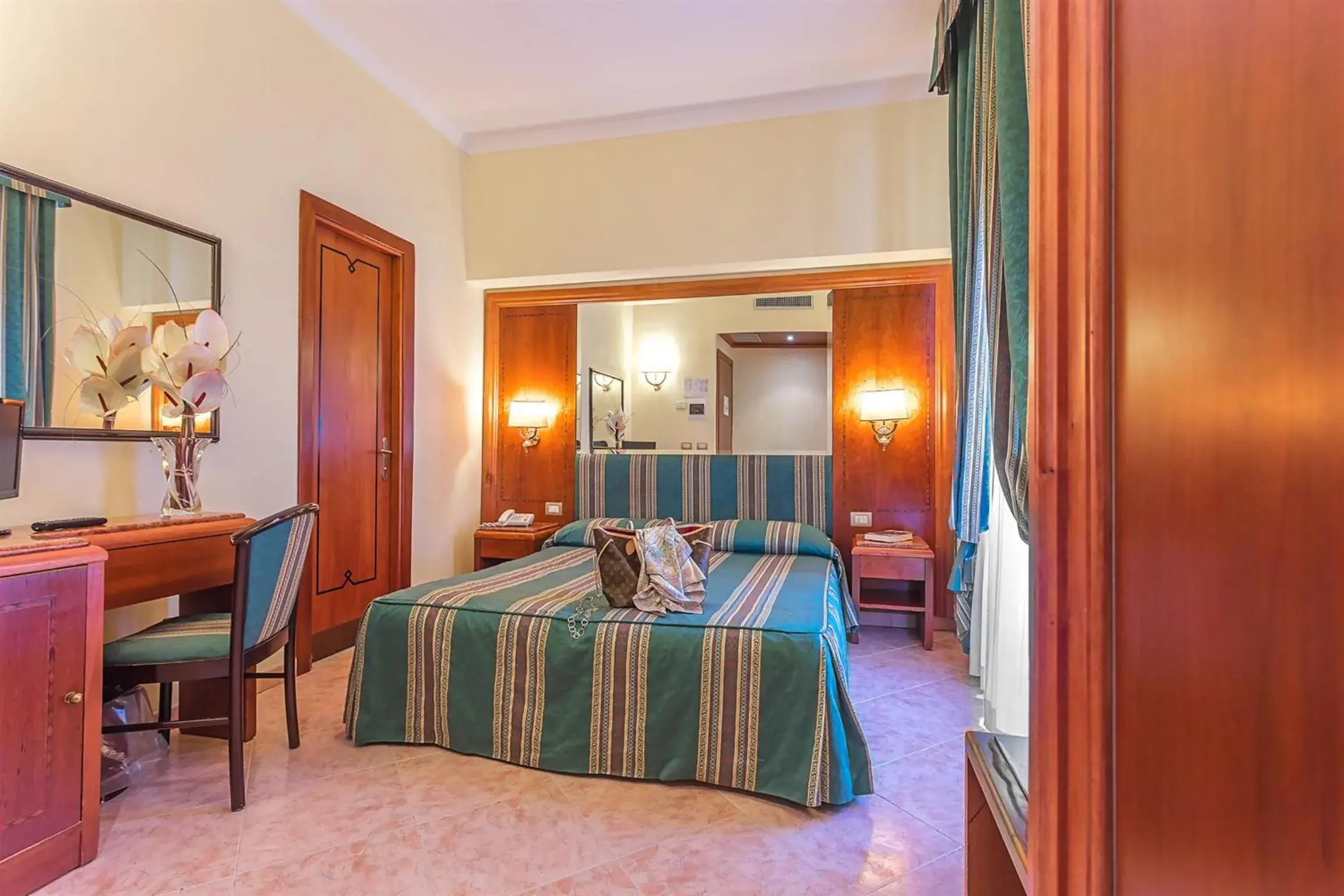 Bedroom, Bed in Raeli Hotel Lux