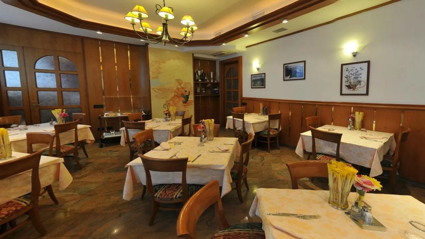 Restaurant/places to eat in Hotel Vela