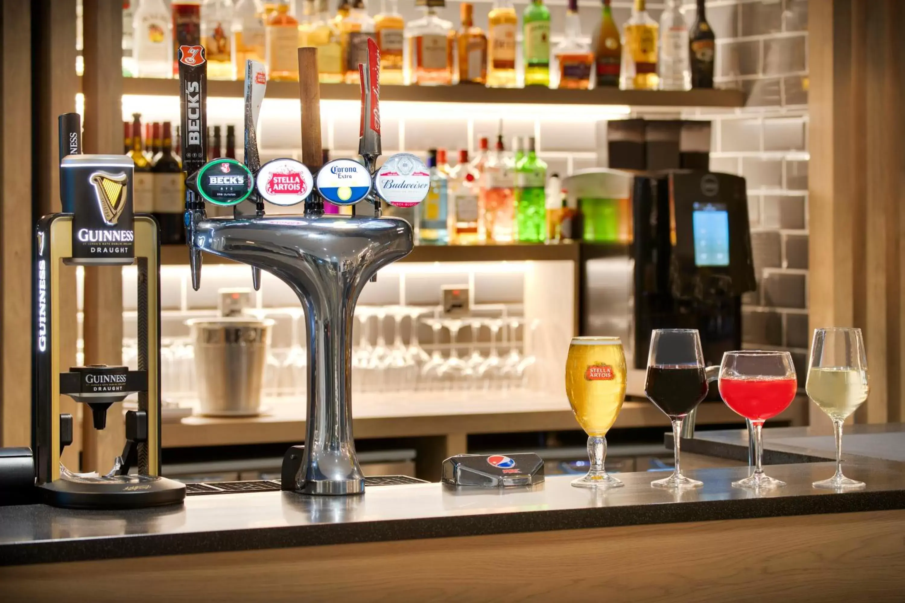 Lounge or bar, Drinks in Holiday Inn Express Cambridge West - Cambourne, an IHG Hotel