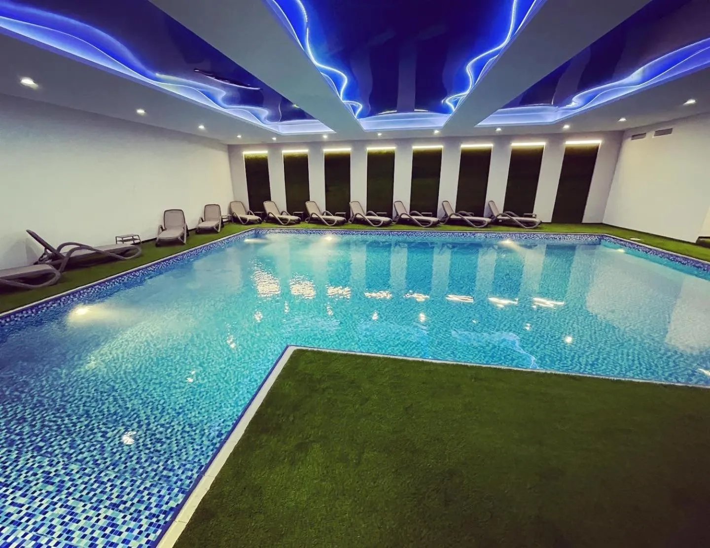 Swimming pool in Best Western Plus Paradise Hotel Dilijan