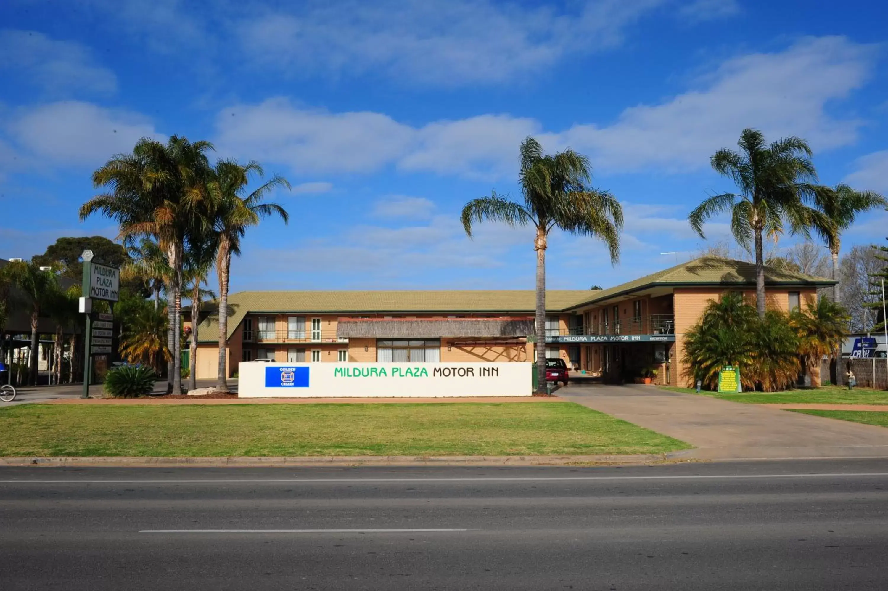 Facade/entrance, Property Building in Mildura Plaza Motor Inn