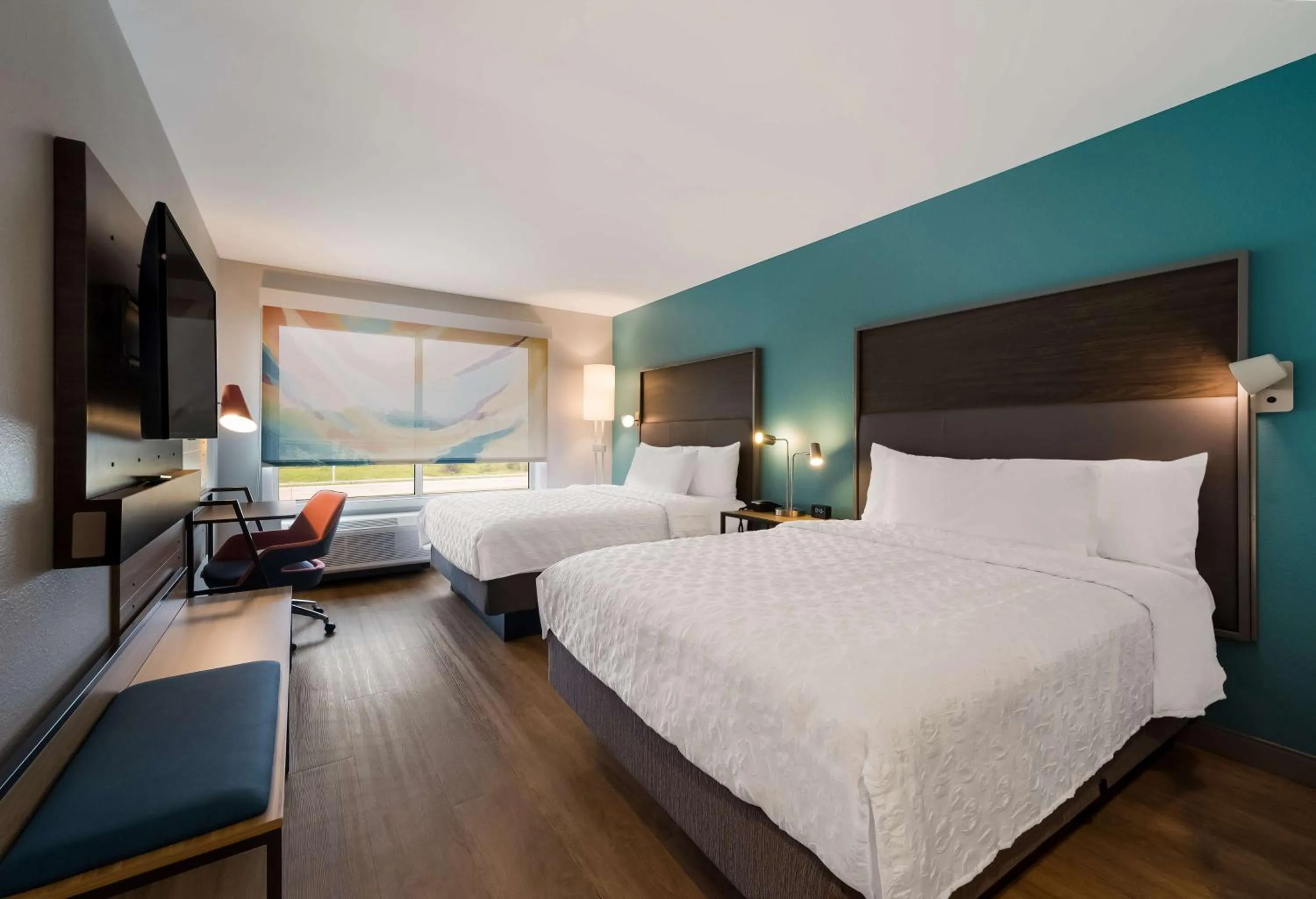 Bedroom, Bed in Tru By Hilton Novi Detroit