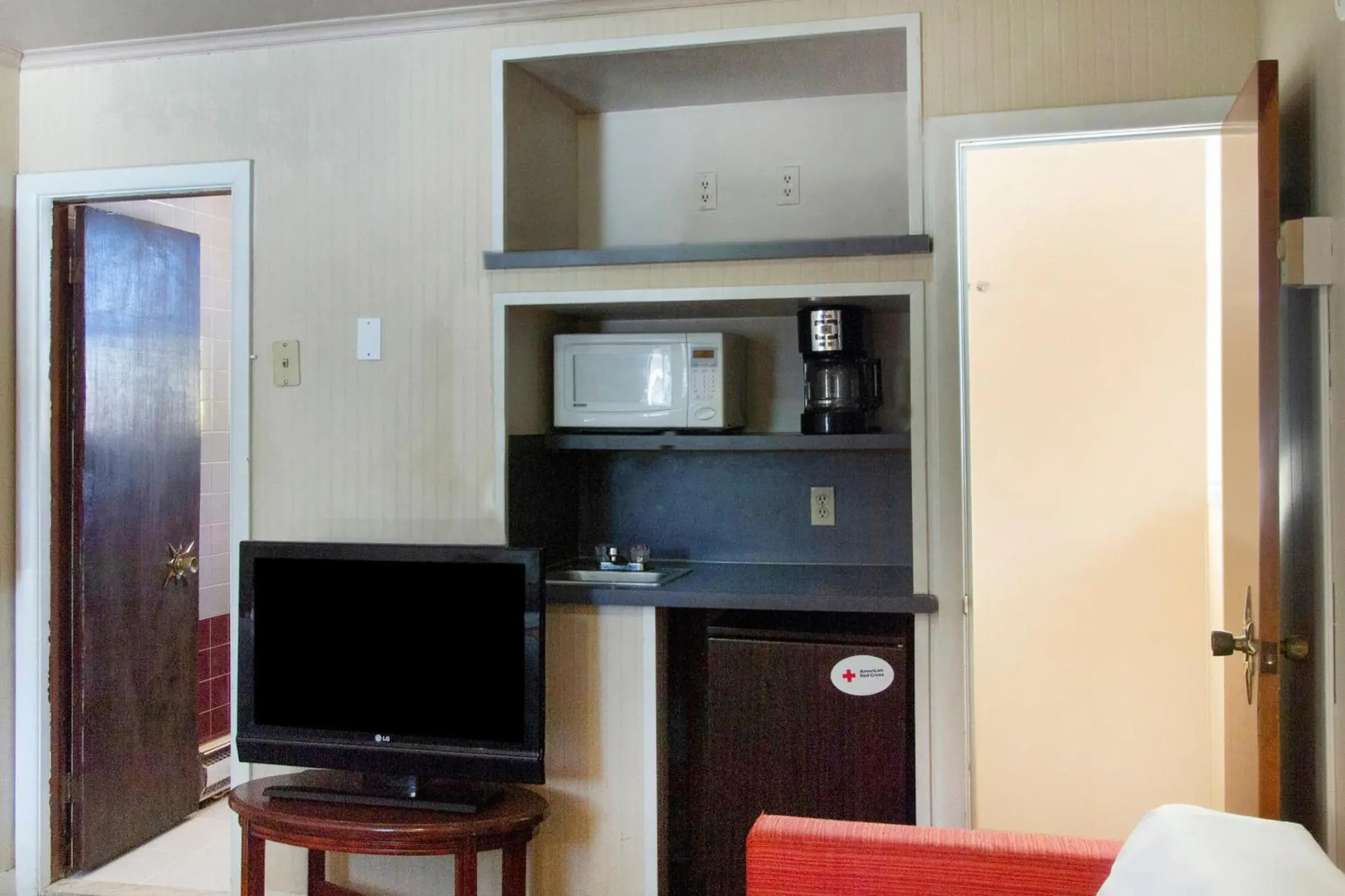 Bedroom, Kitchen/Kitchenette in OYO Hotel Wilkes-Barre East