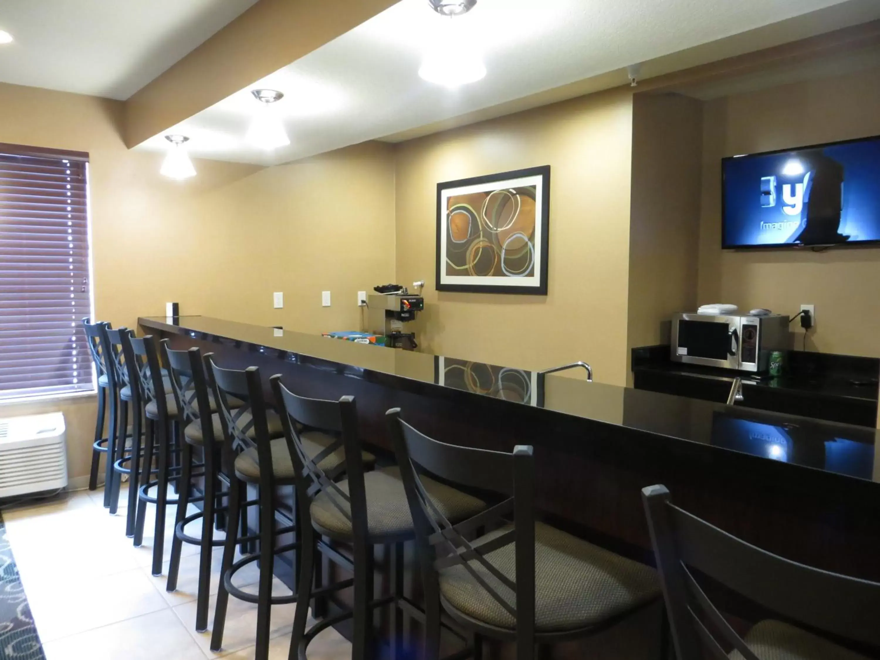 Lounge or bar in Cobblestone Inn & Suites - Harper