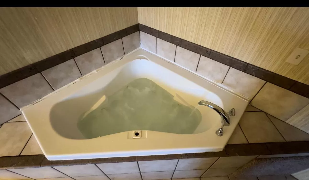 Hot Tub in Travel Inn & Suites