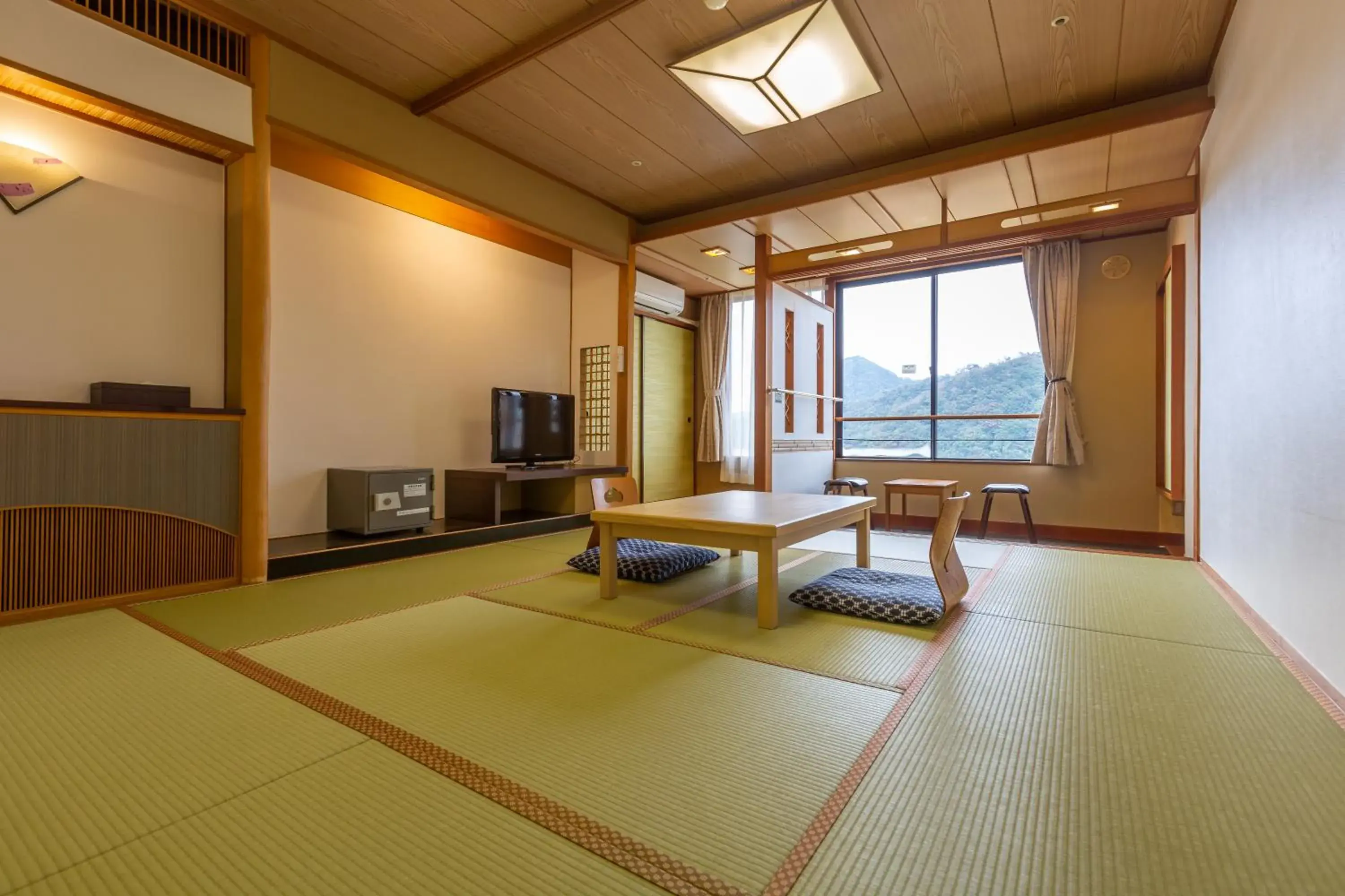 Photo of the whole room, Seating Area in Ooedo Onsen Monogatari Kinosaki